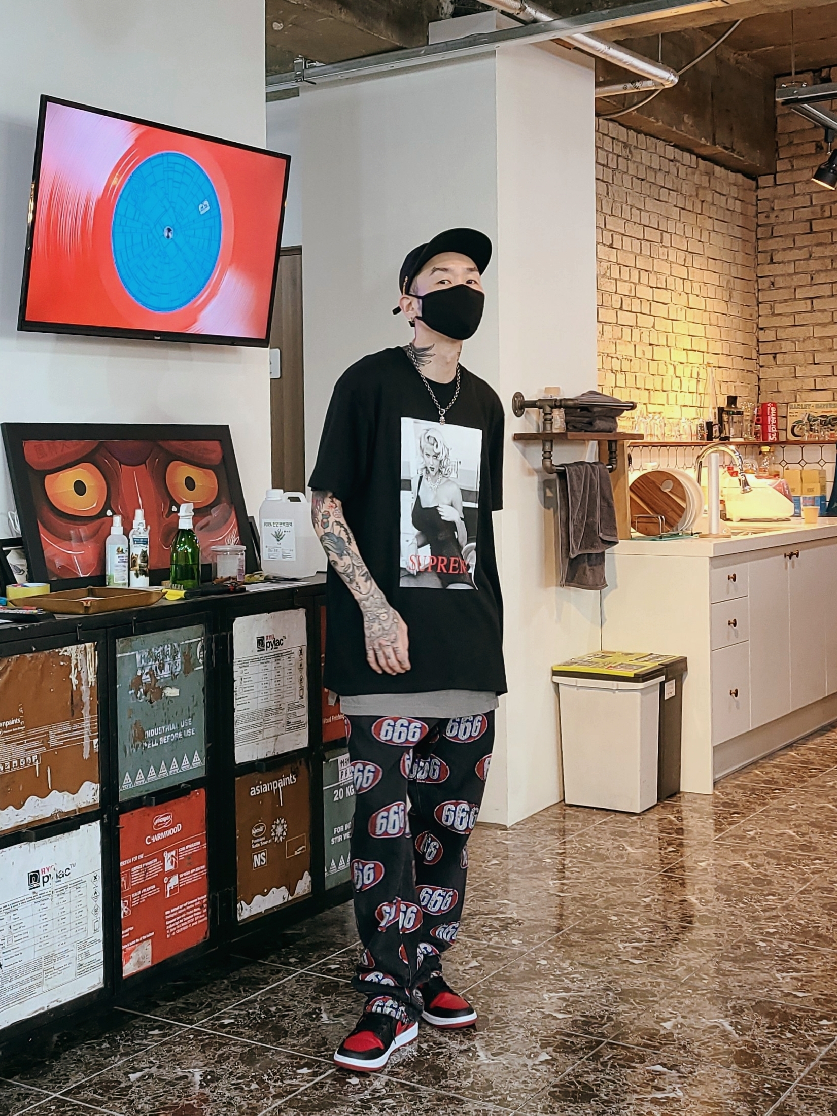 Supreme Military Camp Cap Black - 21SS, Supreme Anna Nicole Smith T-Shirt Black - 21SS 착용 스타일