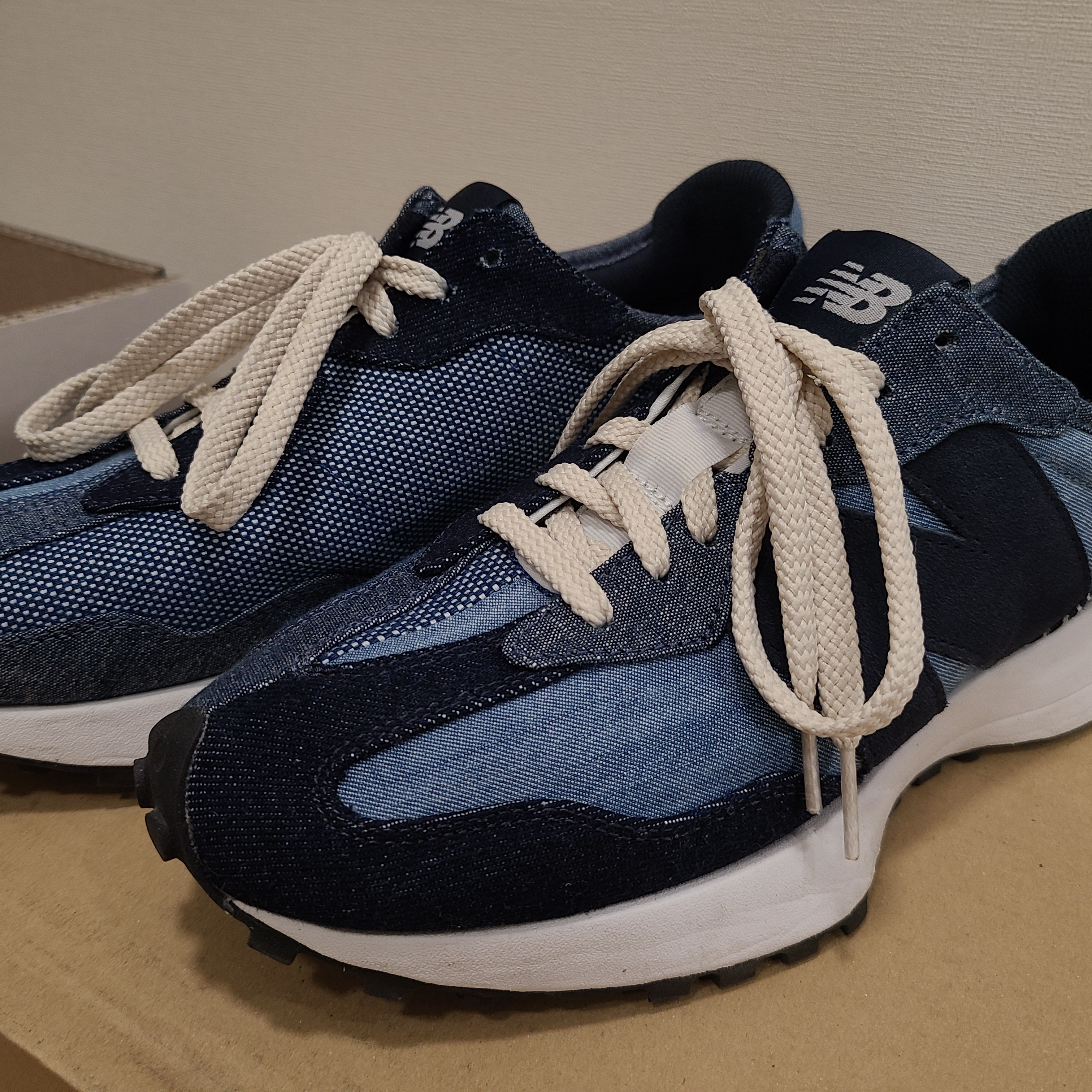 New Balance 327 Eclipse 착용 스타일 - 2