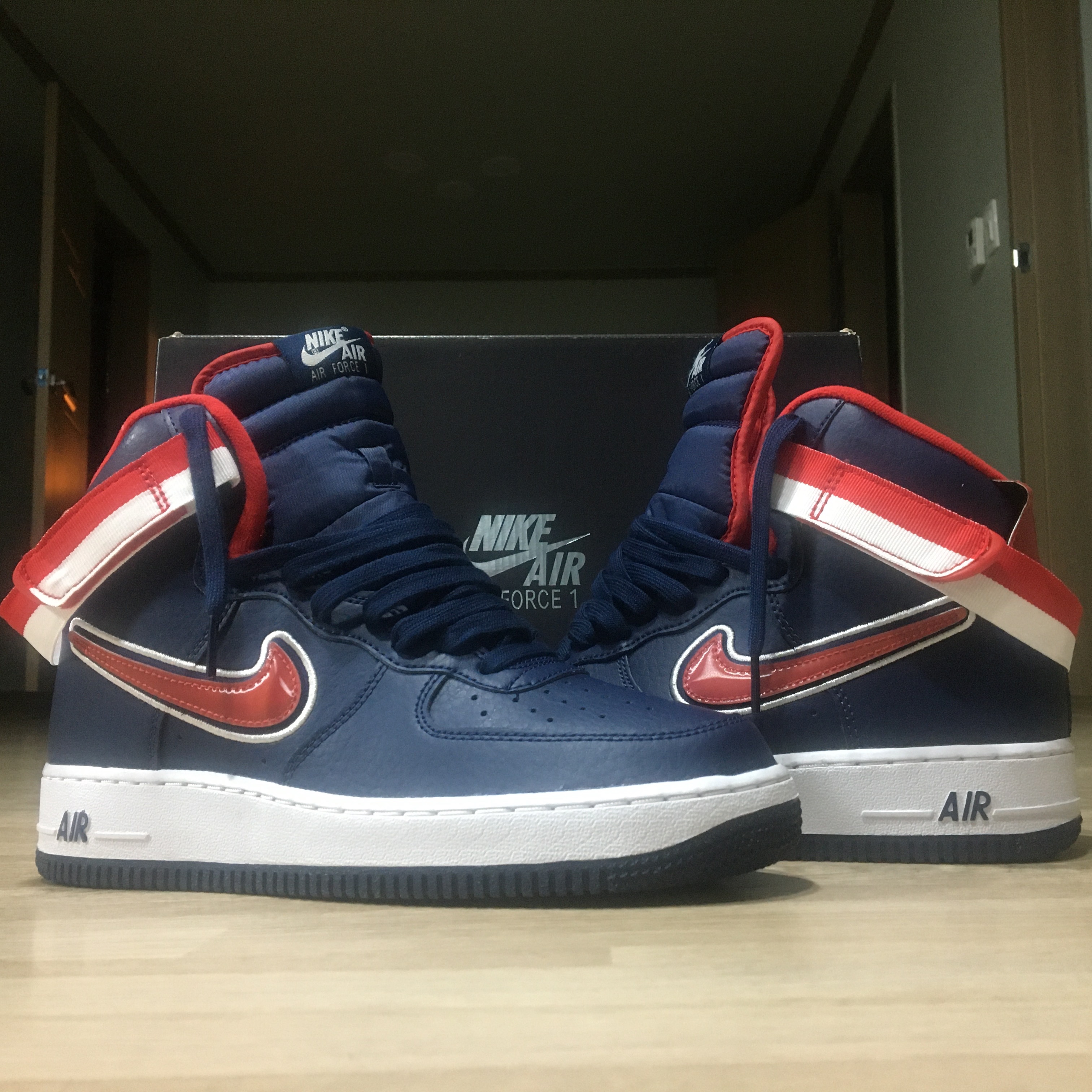 Nike Air Force 1 Low Sport NBA Deep Royal University Gold 착용 스타일 - 1