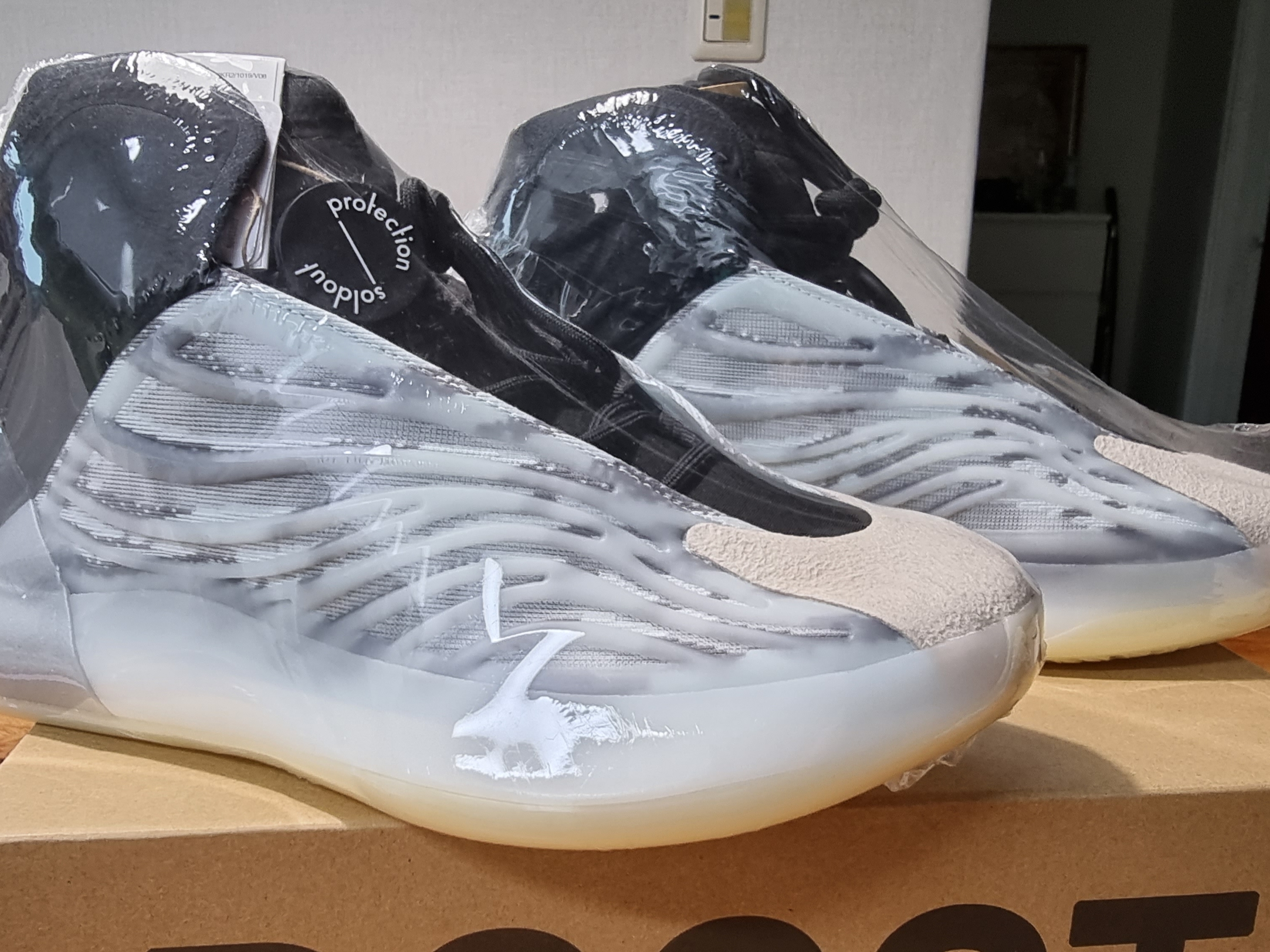 Adidas Yeezy QNTM BSKTBL 착용 스타일