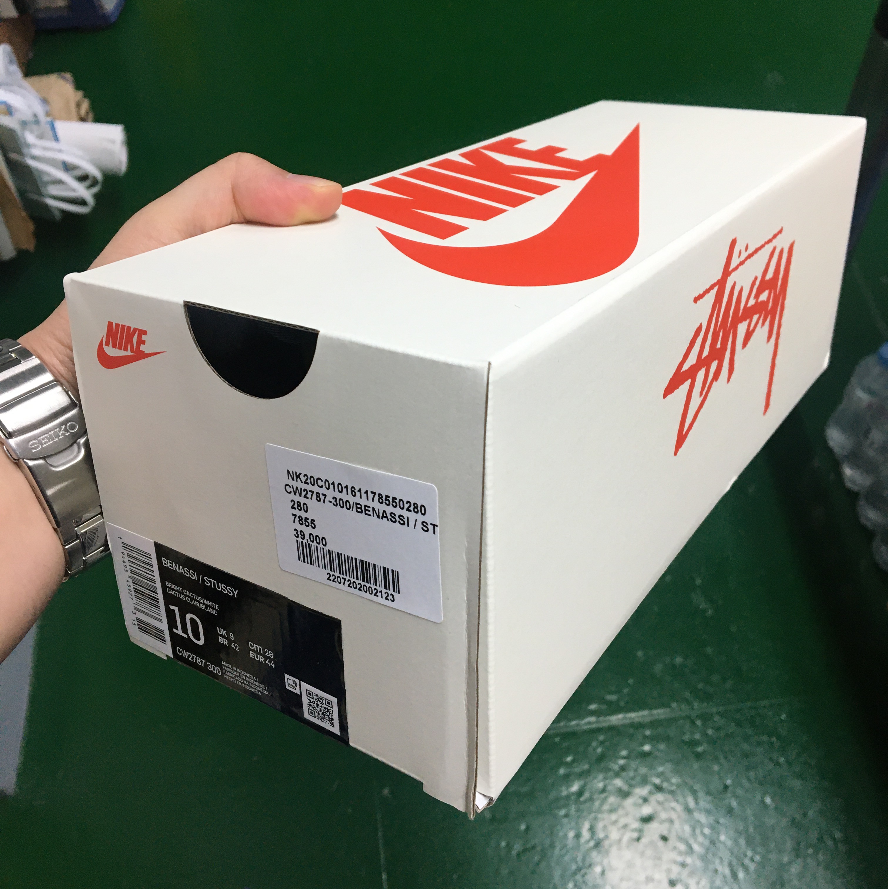 Nike x Stussy Benassi Slide Volt 착용 스타일 - 2