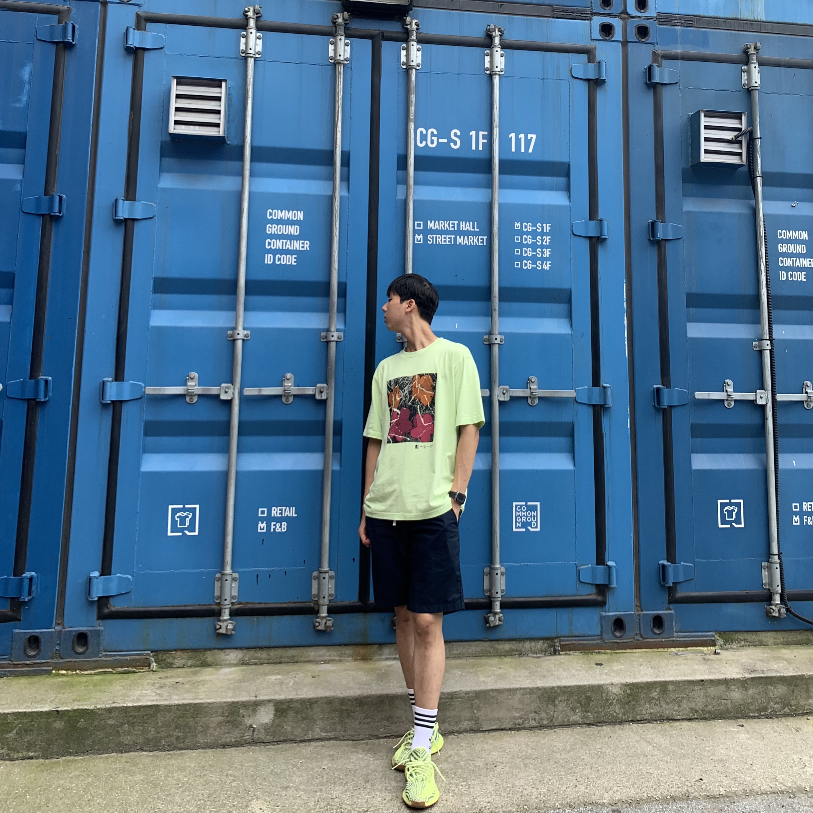 Adidas Yeezy Boost 350 V2 Semi Frozen Yellow 착용 스타일 - 3