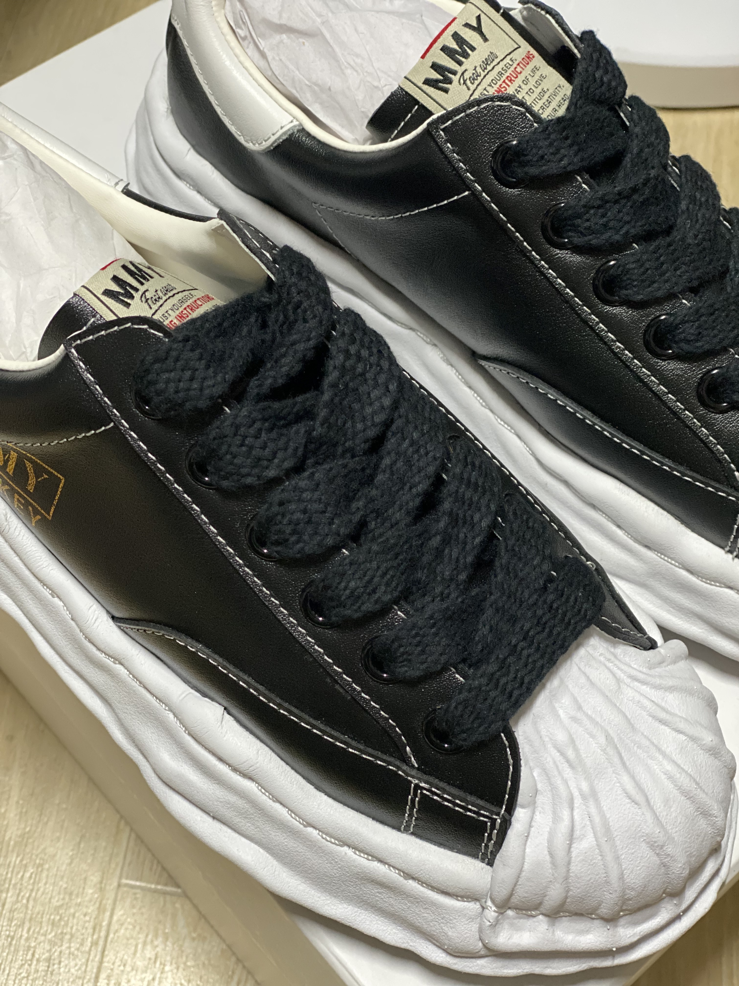 Maison Mihara Yasuhiro Blakey OG Sole Leather Low-top Sneakers Black 착용 스타일 - 2