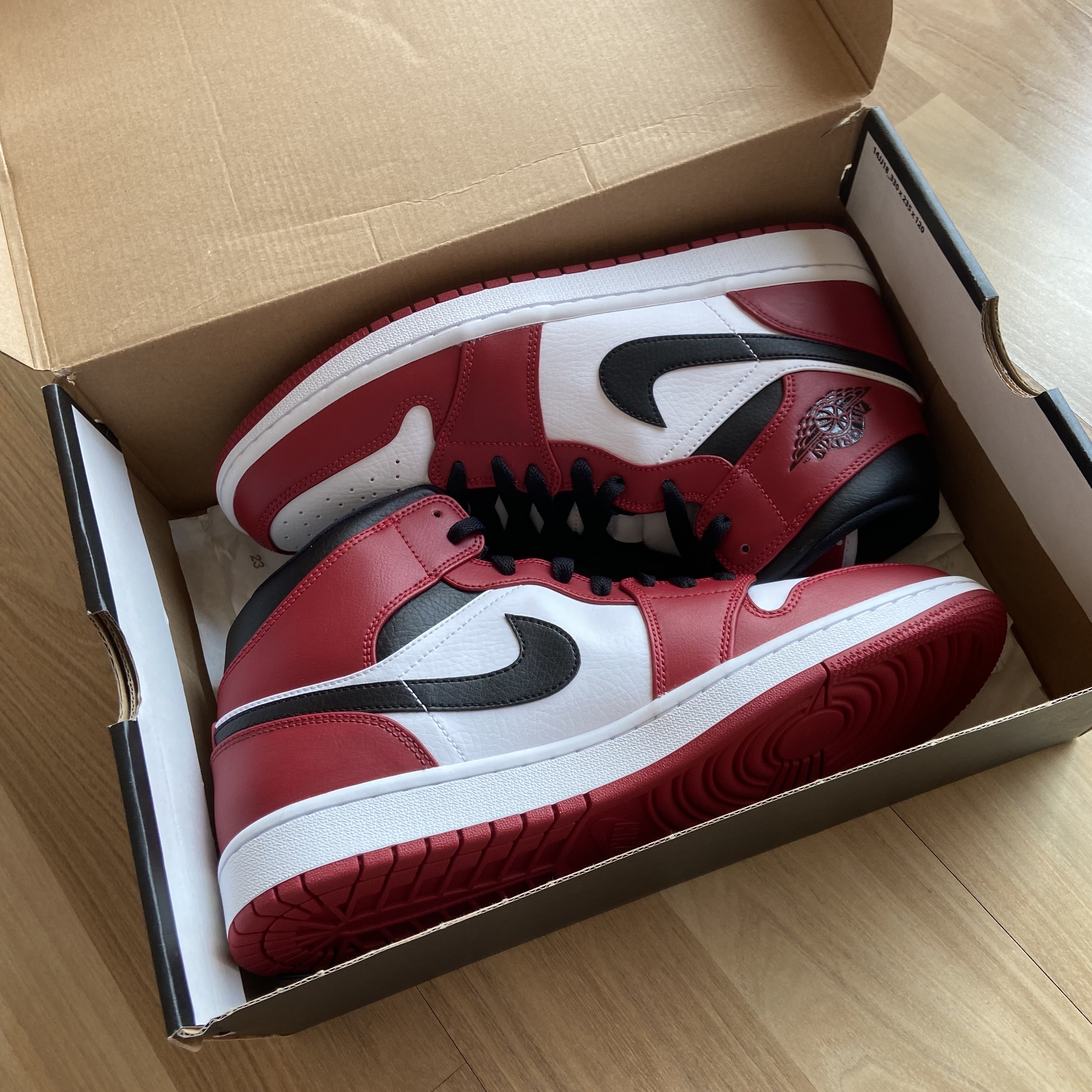Jordan 1 Mid Chicago 2020 착용 스타일 - 1