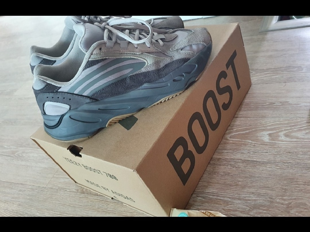 Adidas Yeezy Boost 700 V2 Tephra 착용 스타일