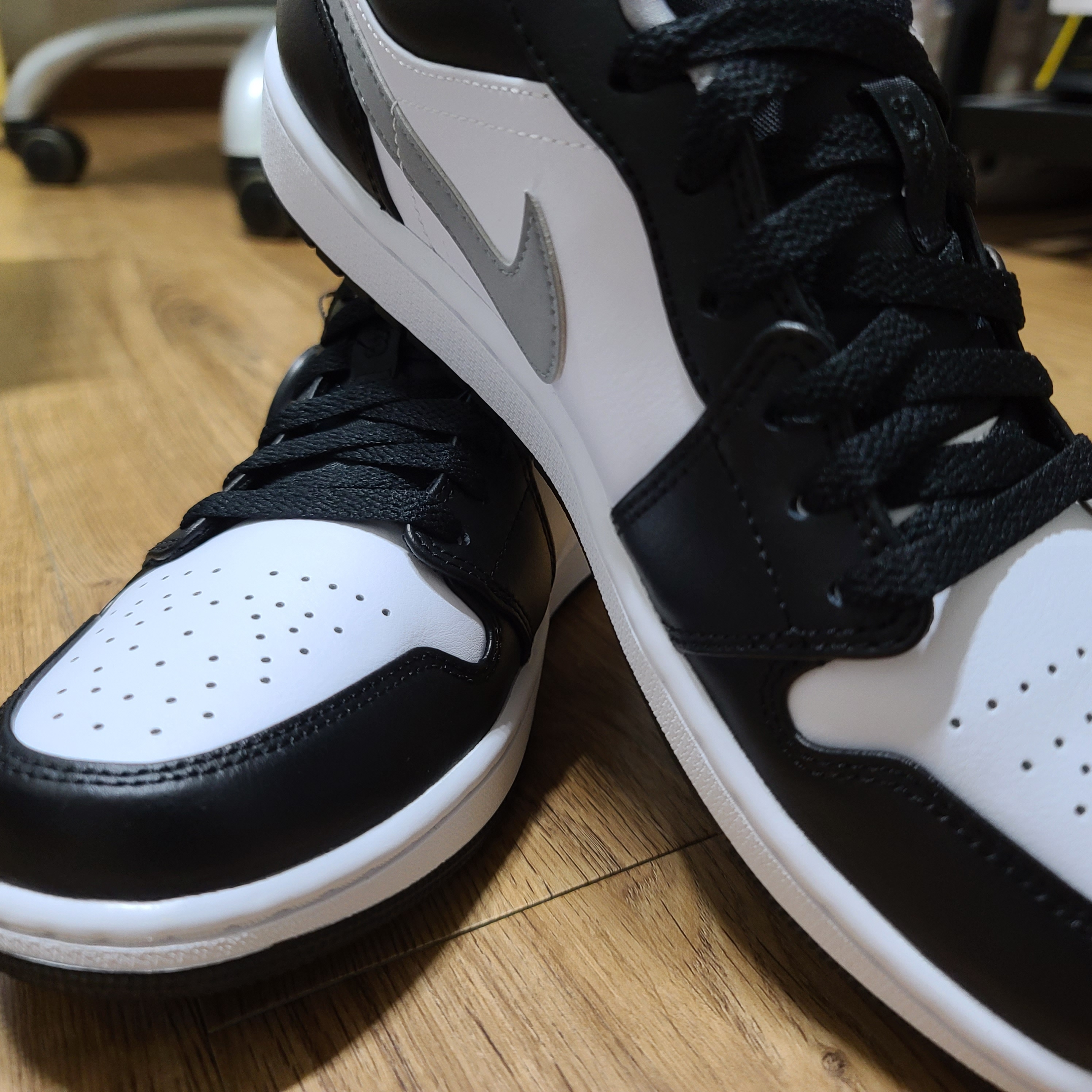 Jordan 1 Low Black Particle Grey 착용 스타일 - 2