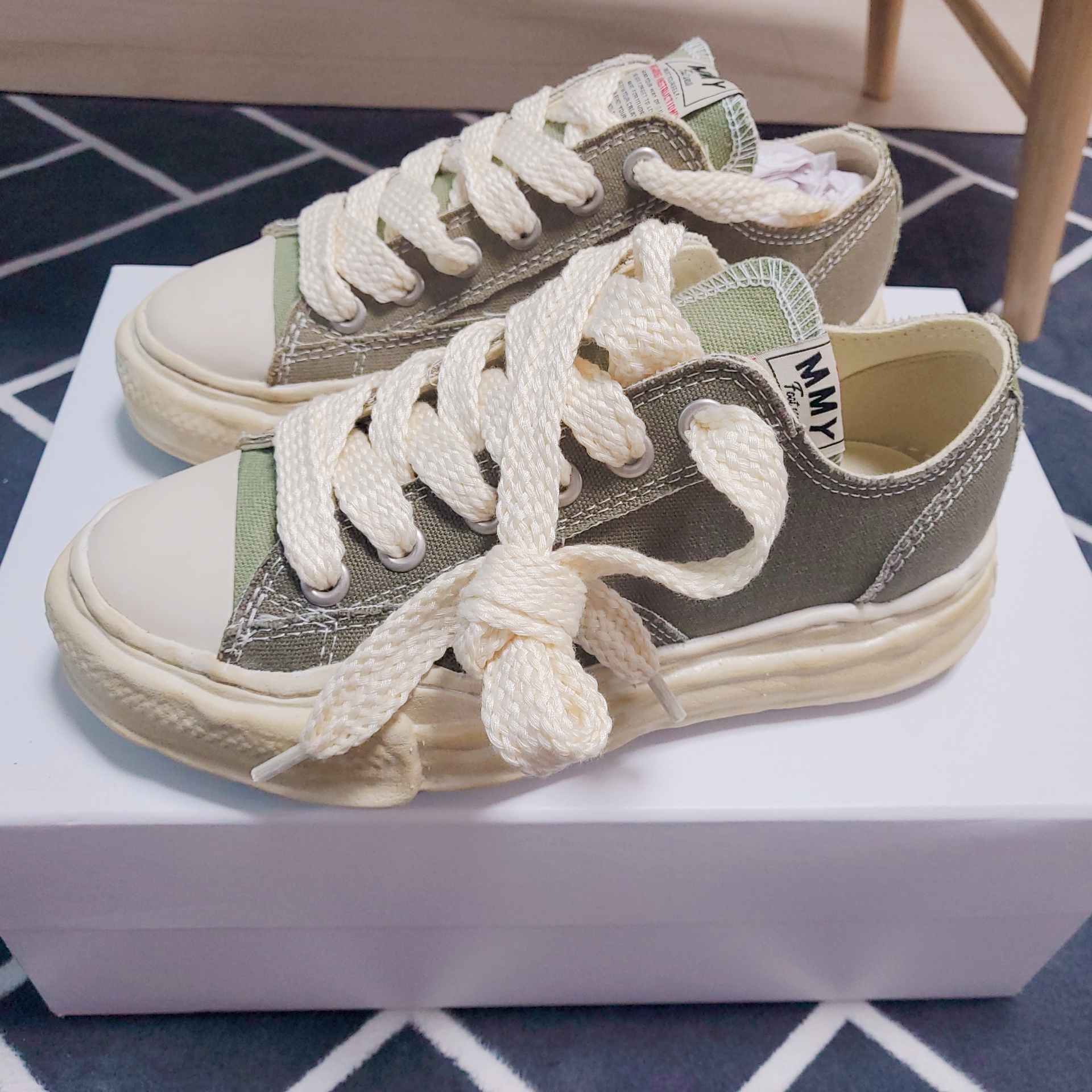 Maison Mihara Yasuhiro Peterson OG Sole OD Canvas Low-top Sneakers Black 착용 스타일 - 1