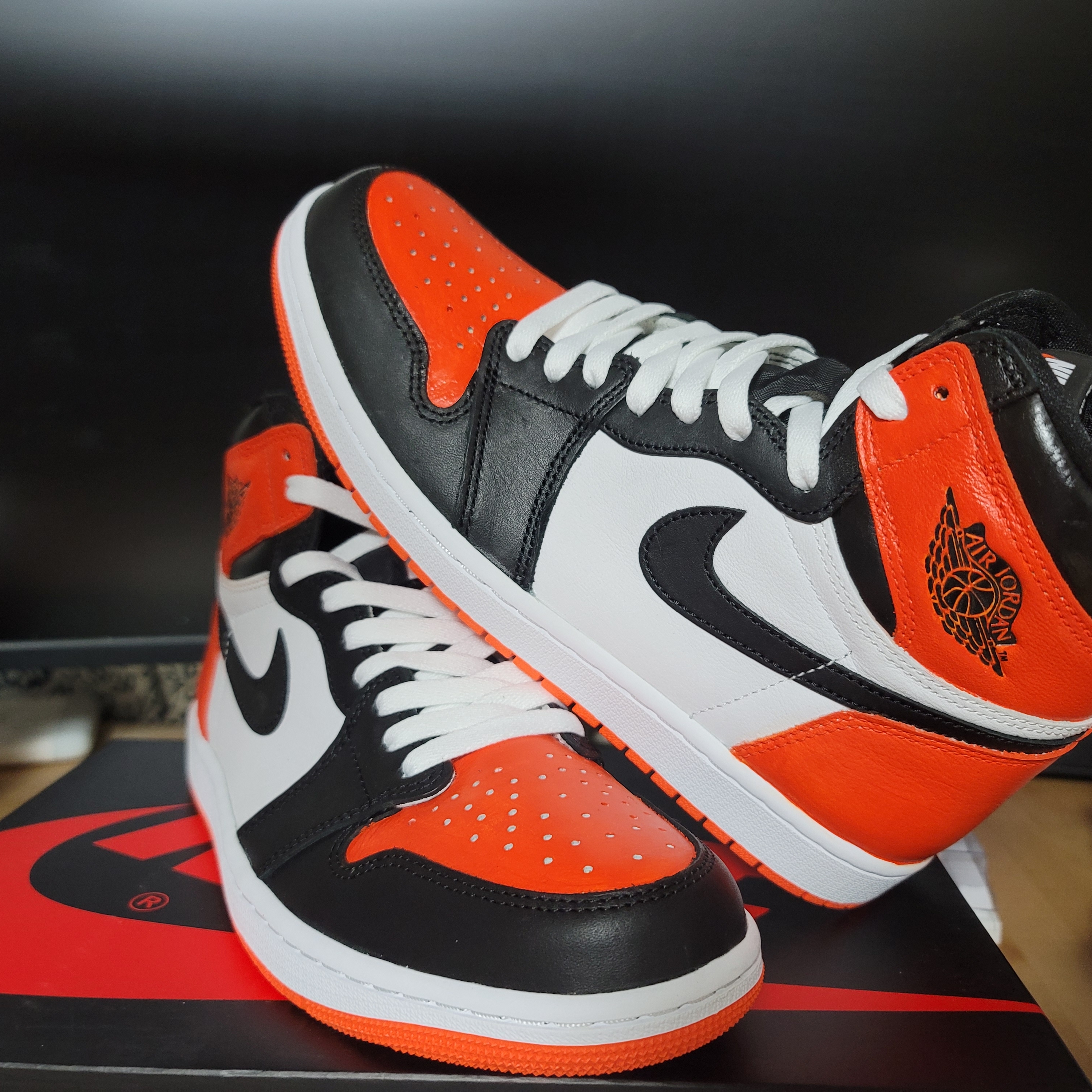 Jordan 1 Retro High OG Electro Orange 착용 스타일