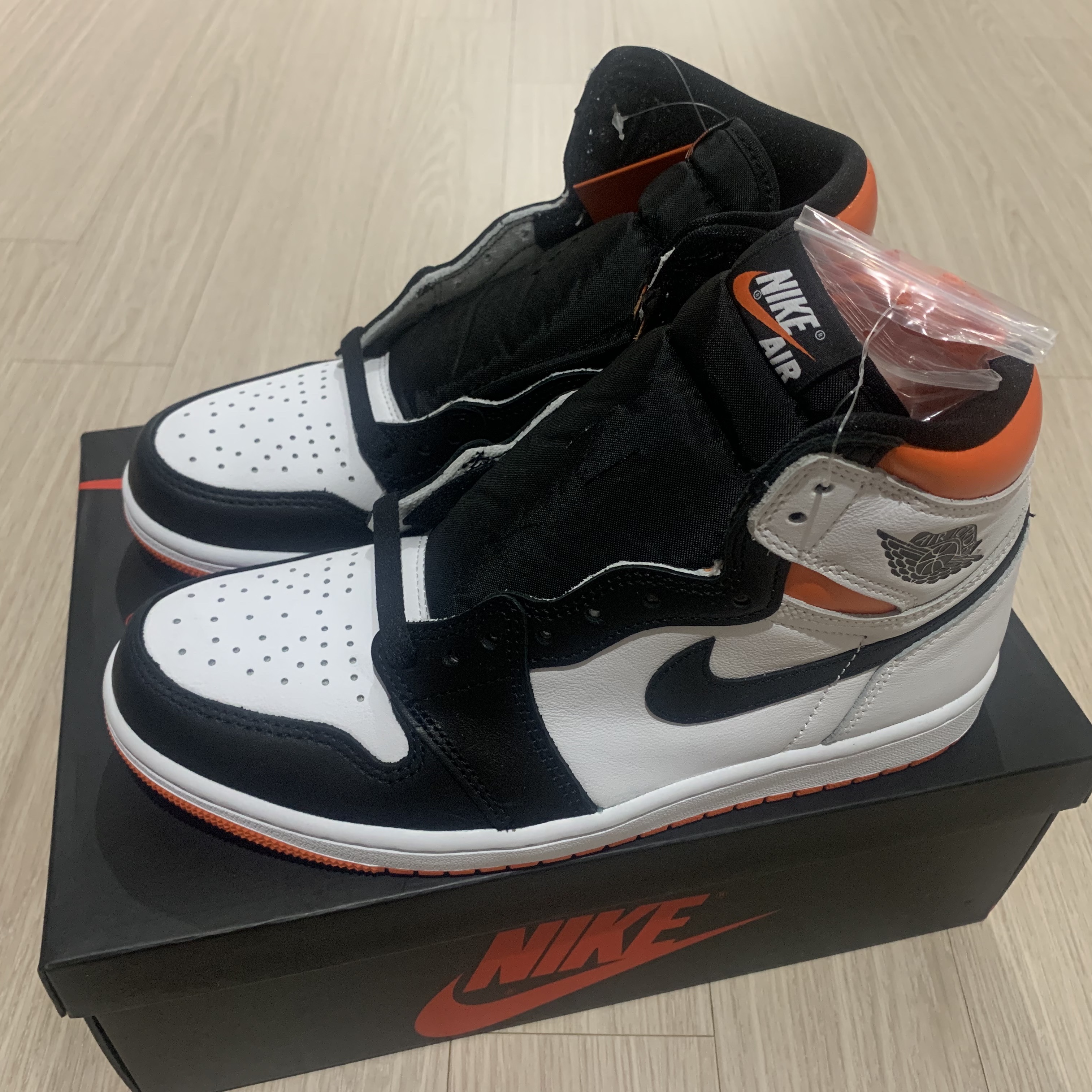 Jordan 1 Retro High OG Electro Orange 착용 스타일 - 1