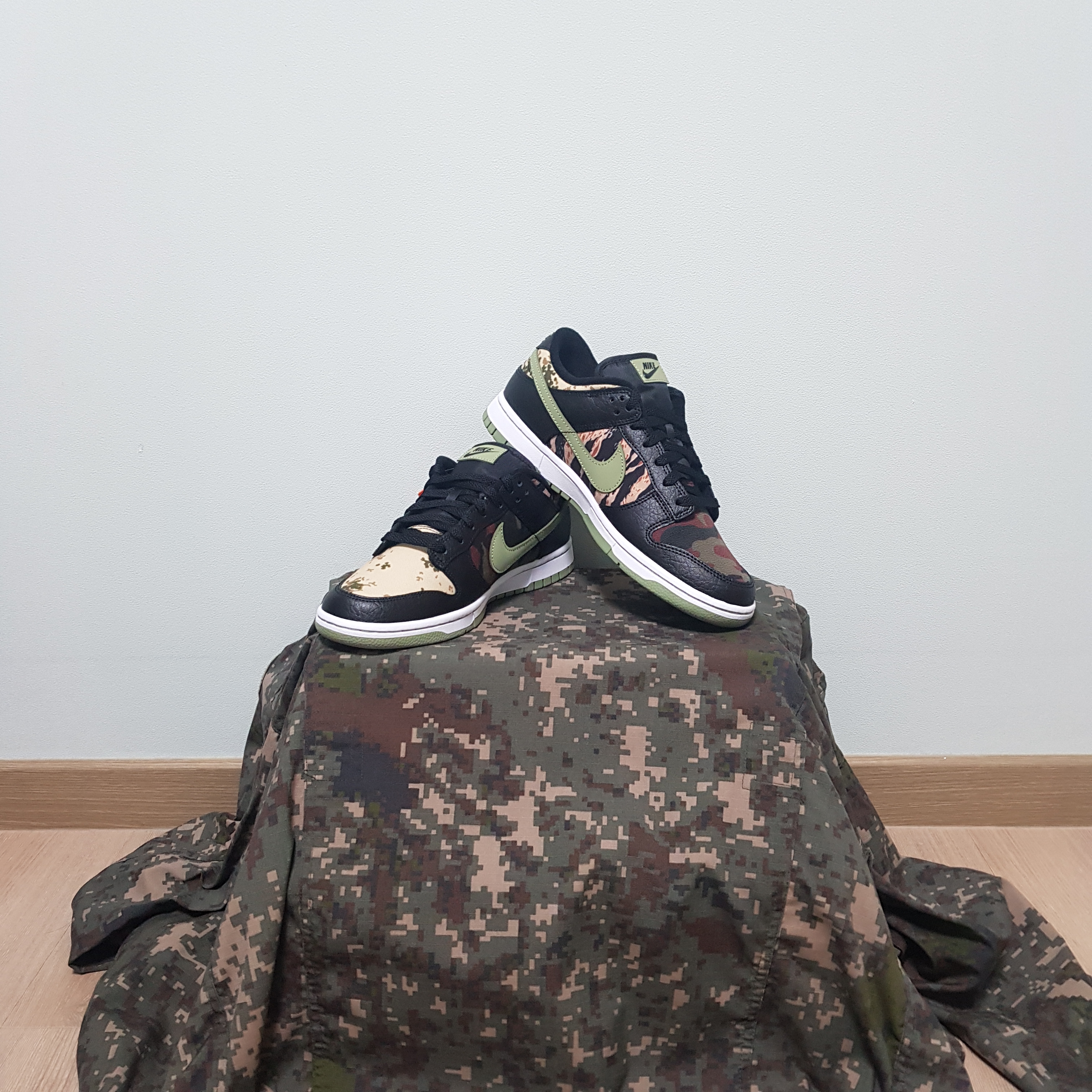 Nike Dunk Low SE Black Multi Camo 착용 스타일