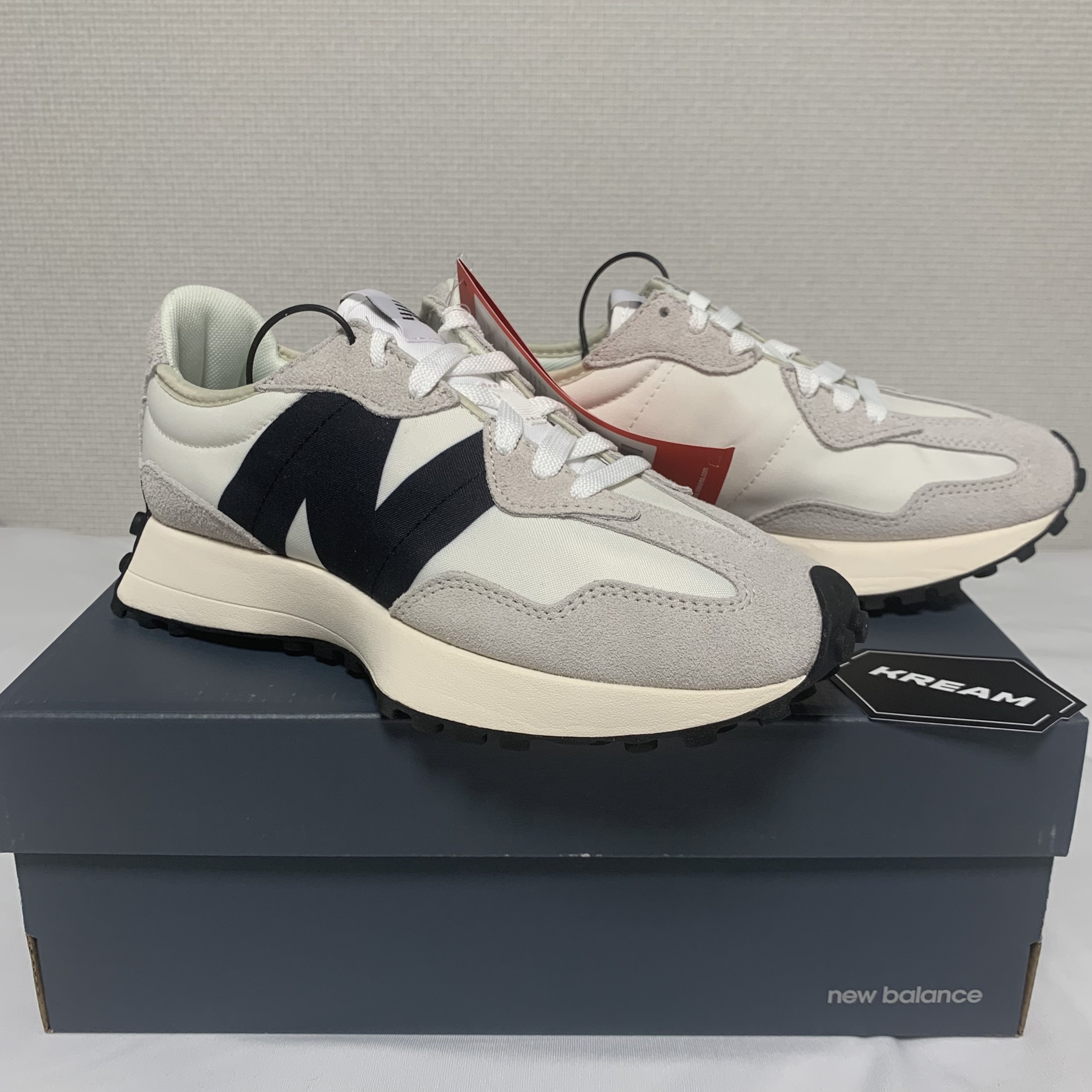 New Balance 327 White Black 착용 스타일