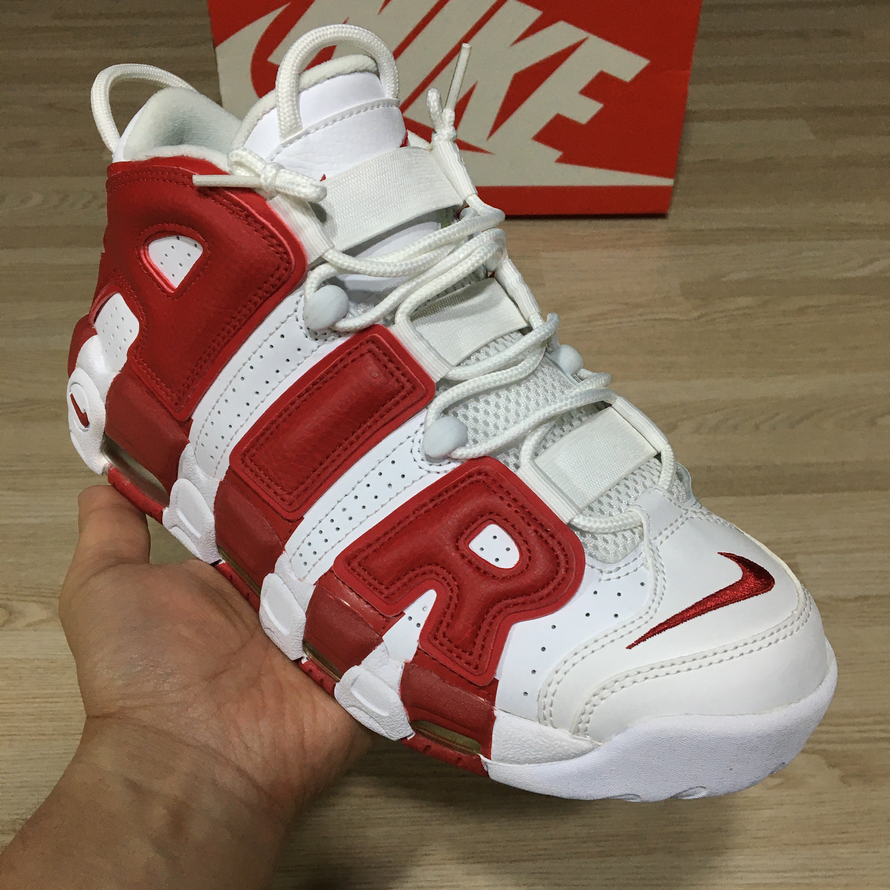 Nike Air More Uptempo Varsity Red 착용 스타일 - 2