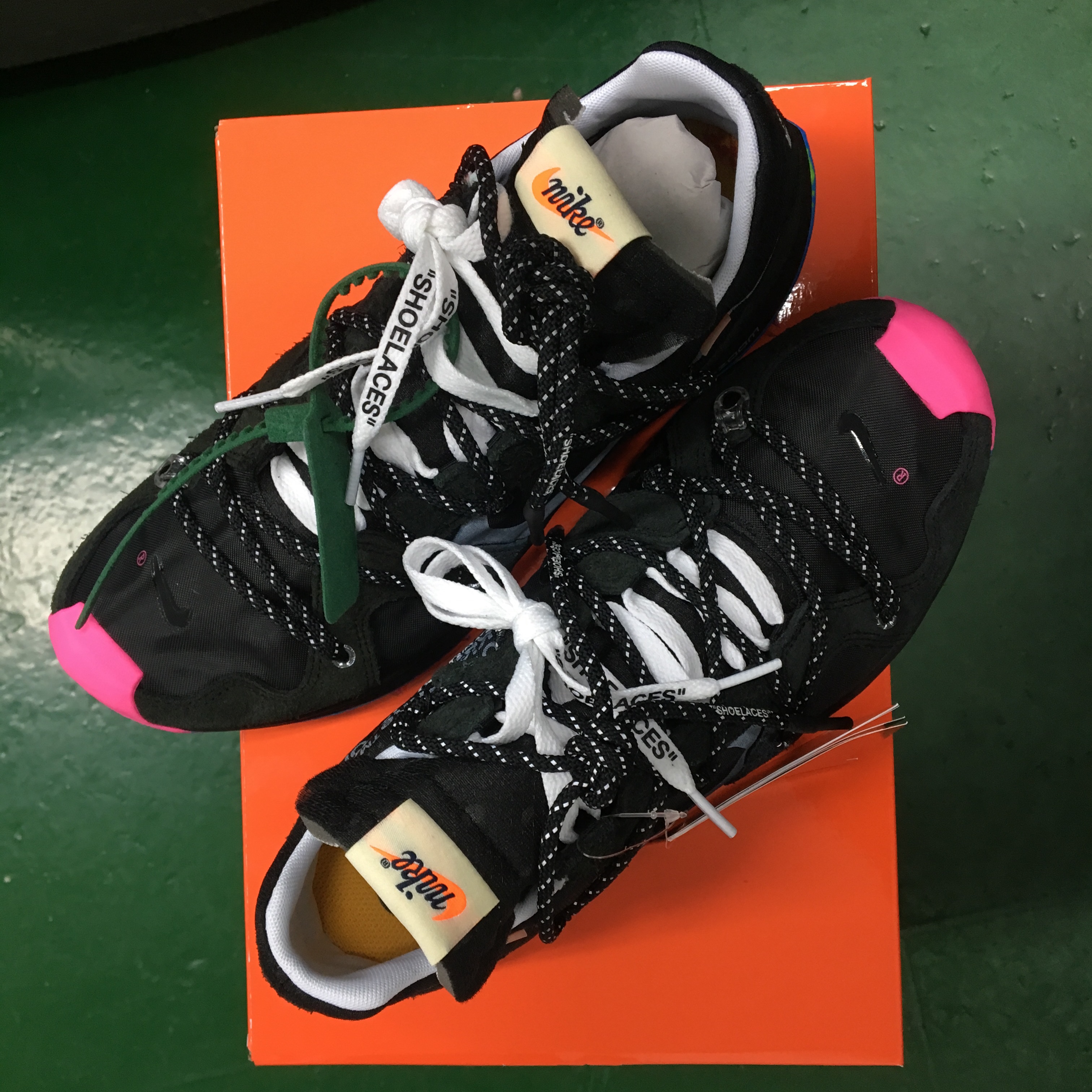 (W) Nike x Off-White Zoom Terra Kiger 5 Black 착용 스타일 - 2