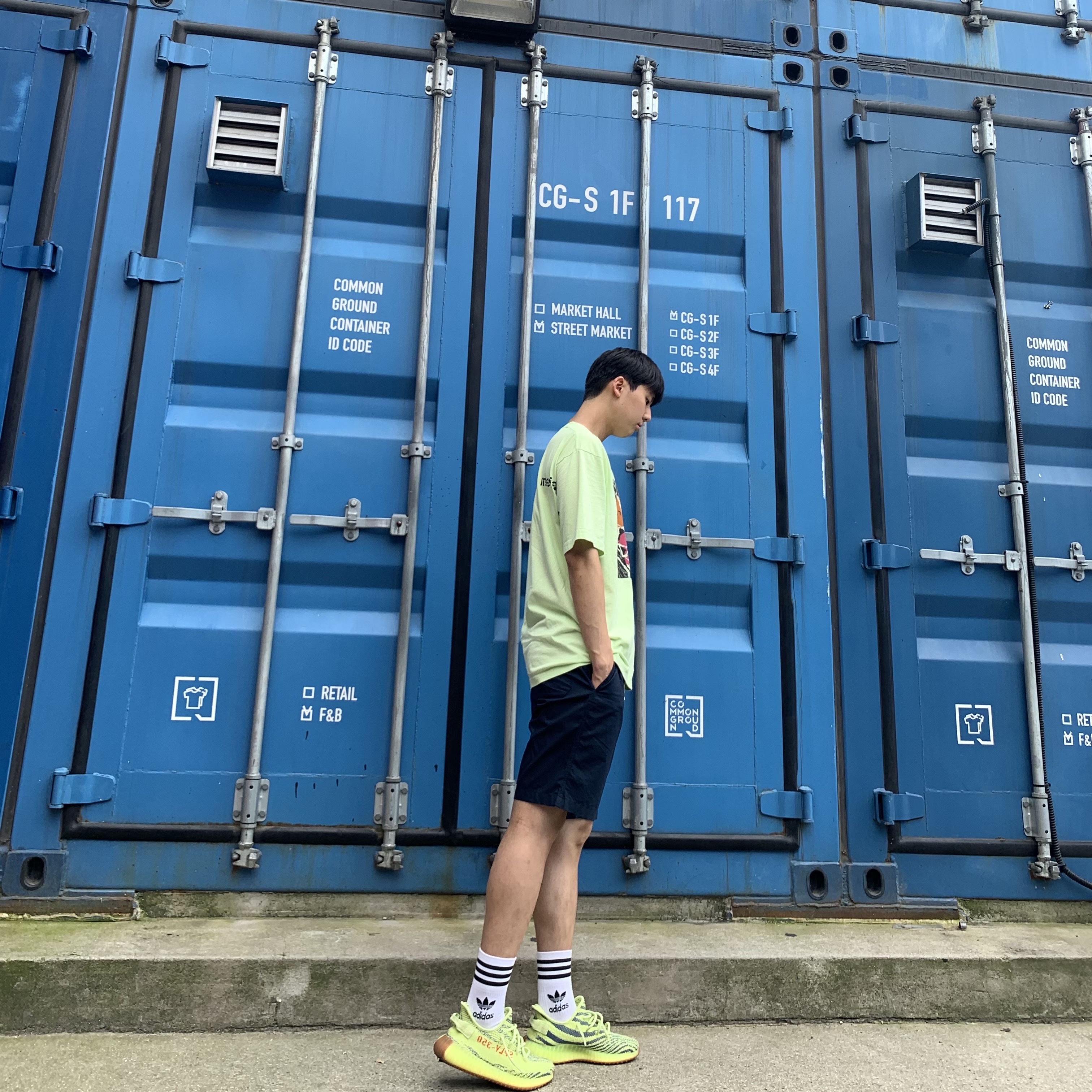 Adidas Yeezy Boost 350 V2 Semi Frozen Yellow 착용 스타일 - 4