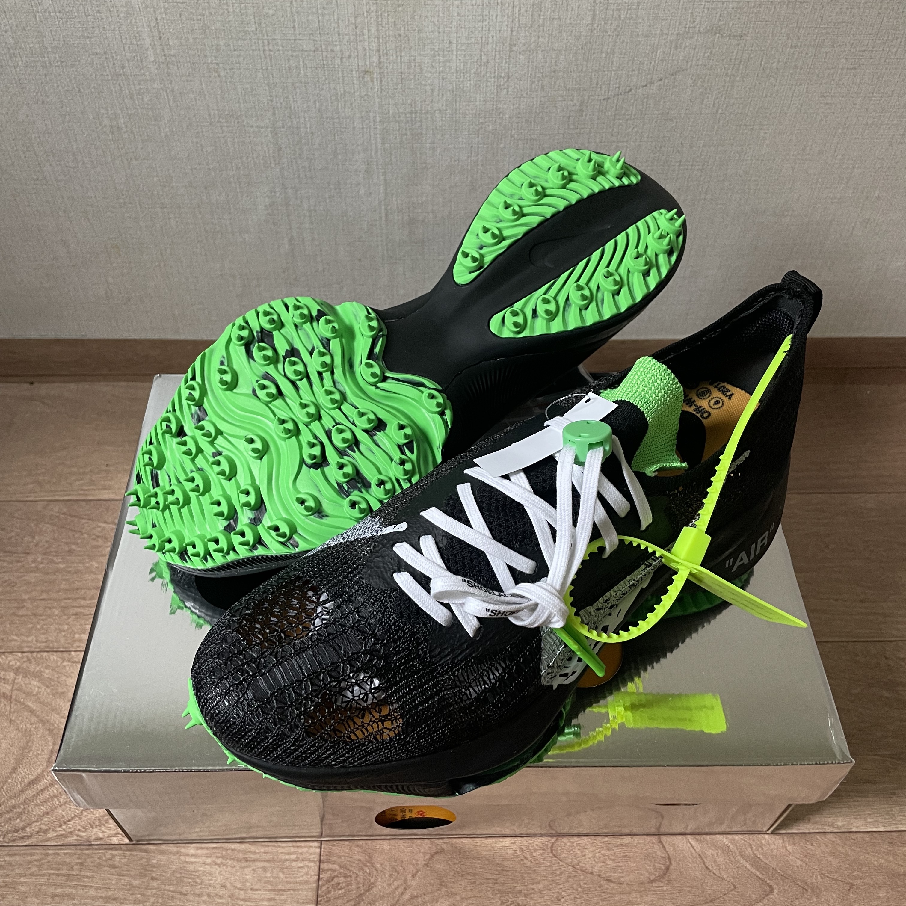 Nike x Off-White Air Zoom Tempo Next% Black 착용 스타일 - 2