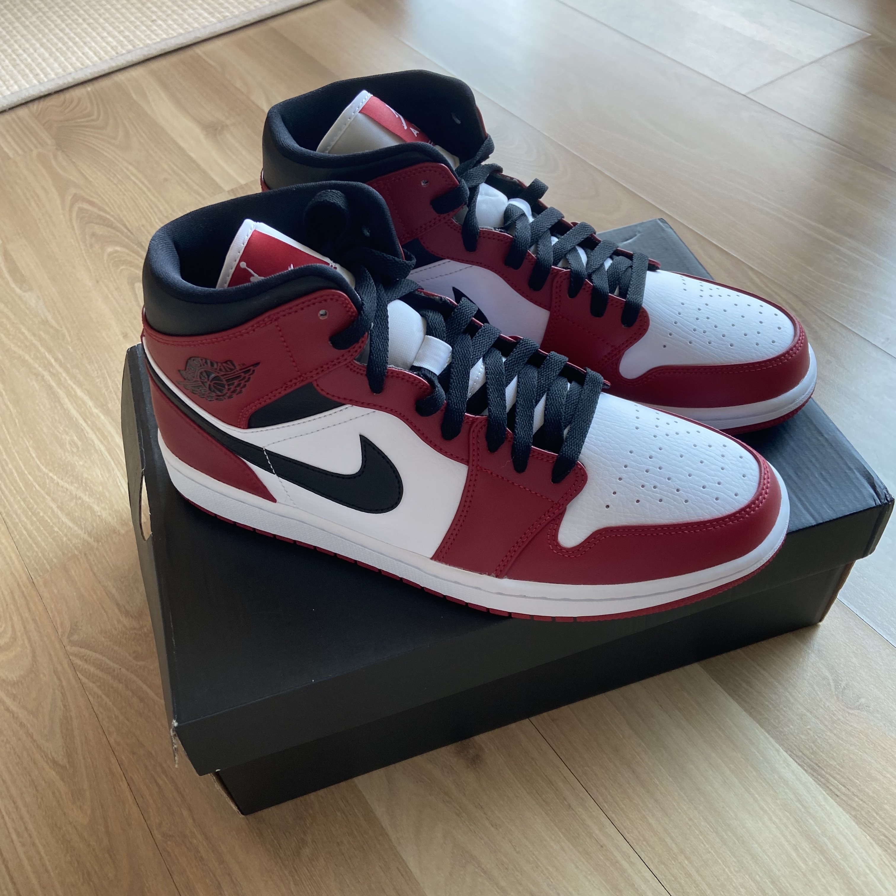 Jordan 1 Mid Chicago 2020 착용 스타일 - 2