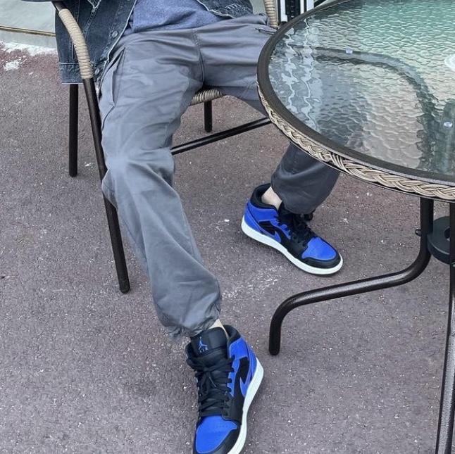 Jordan 1 Mid Black Hyper Royal 착용 스타일