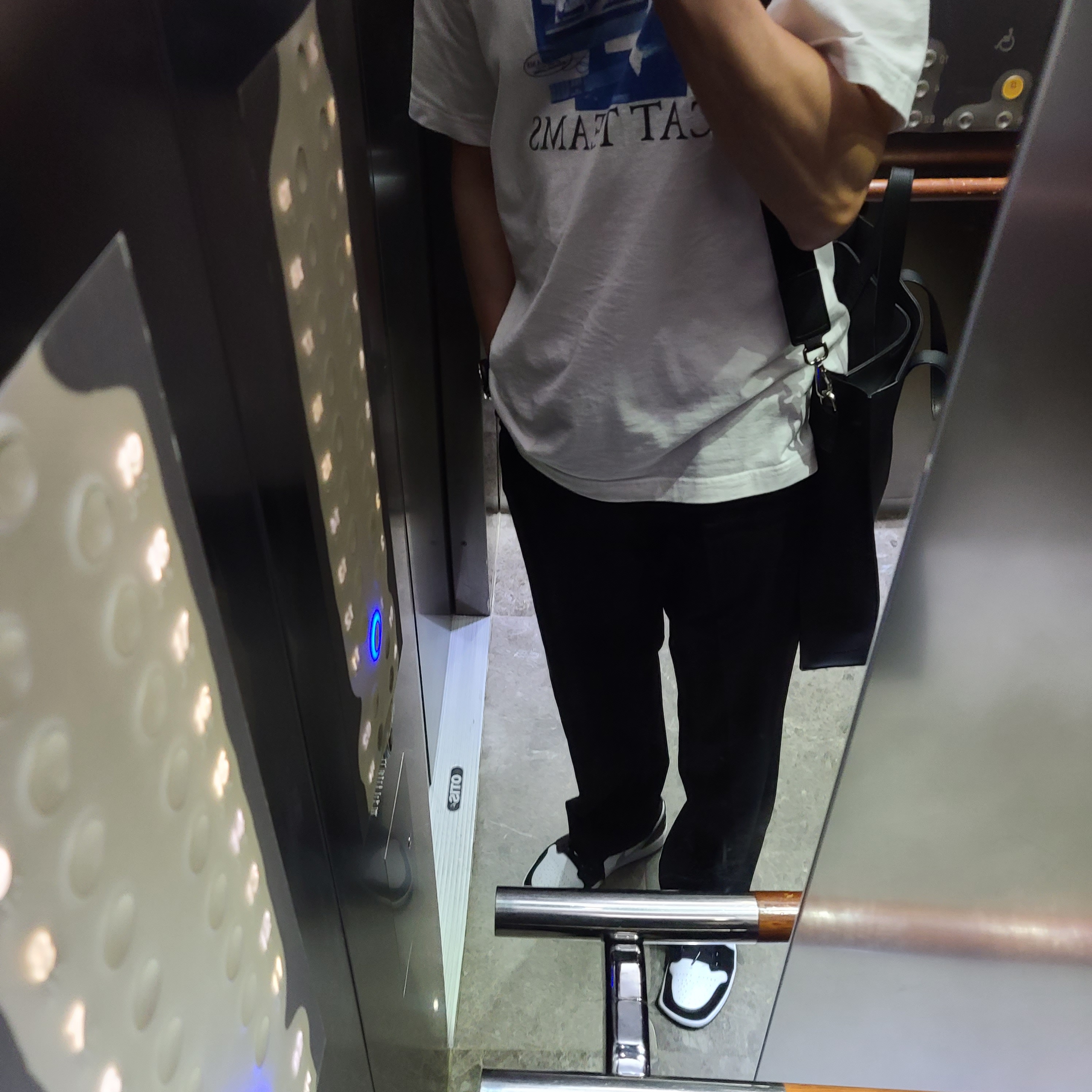 Jordan 1 Low Black Particle Grey 착용 스타일 - 4