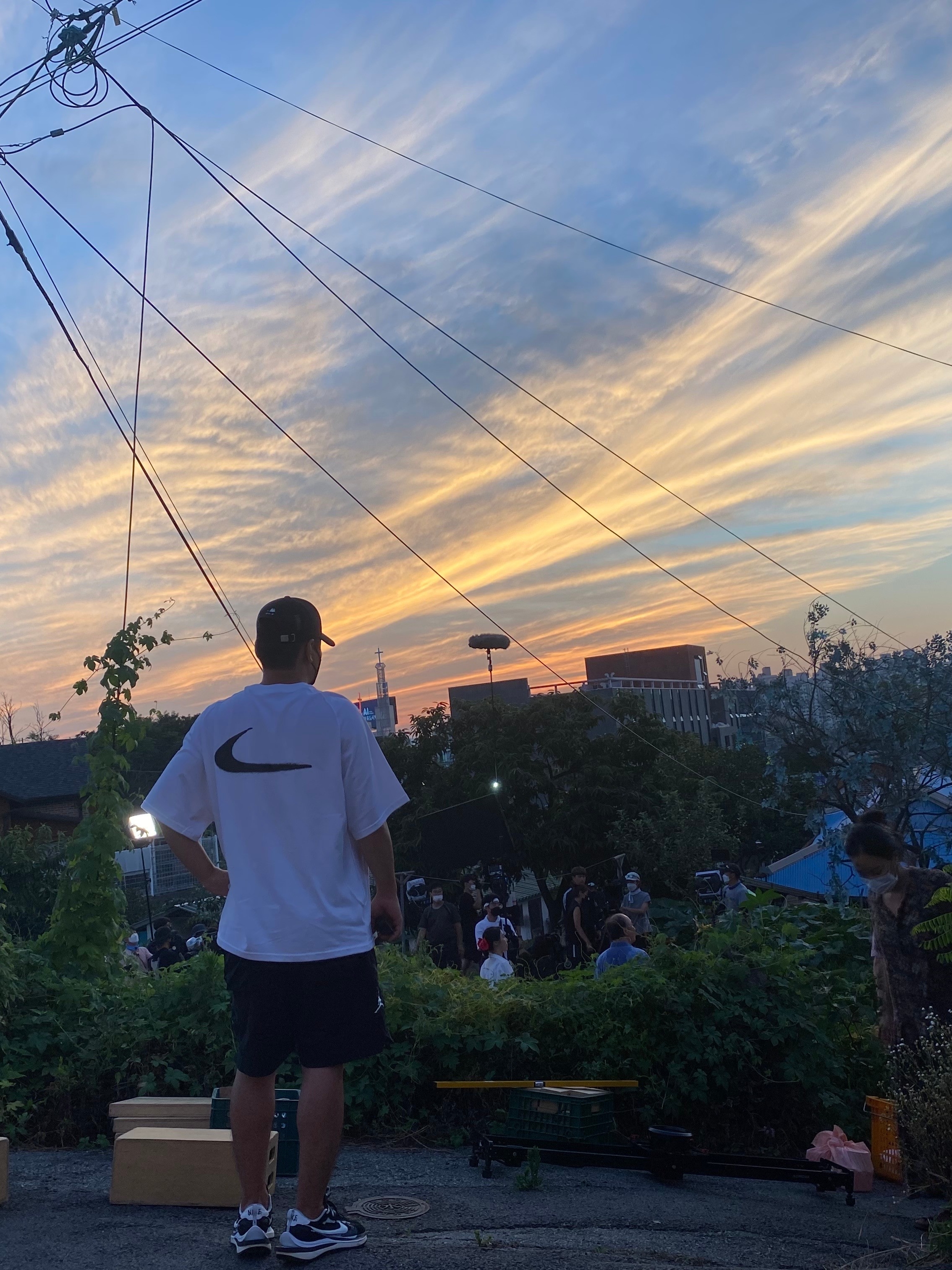 Nike x Sacai VaporWaffle Black White, Nike x Off-White NRG Short Sleeve T-Shirt White 착용 스타일 - 1