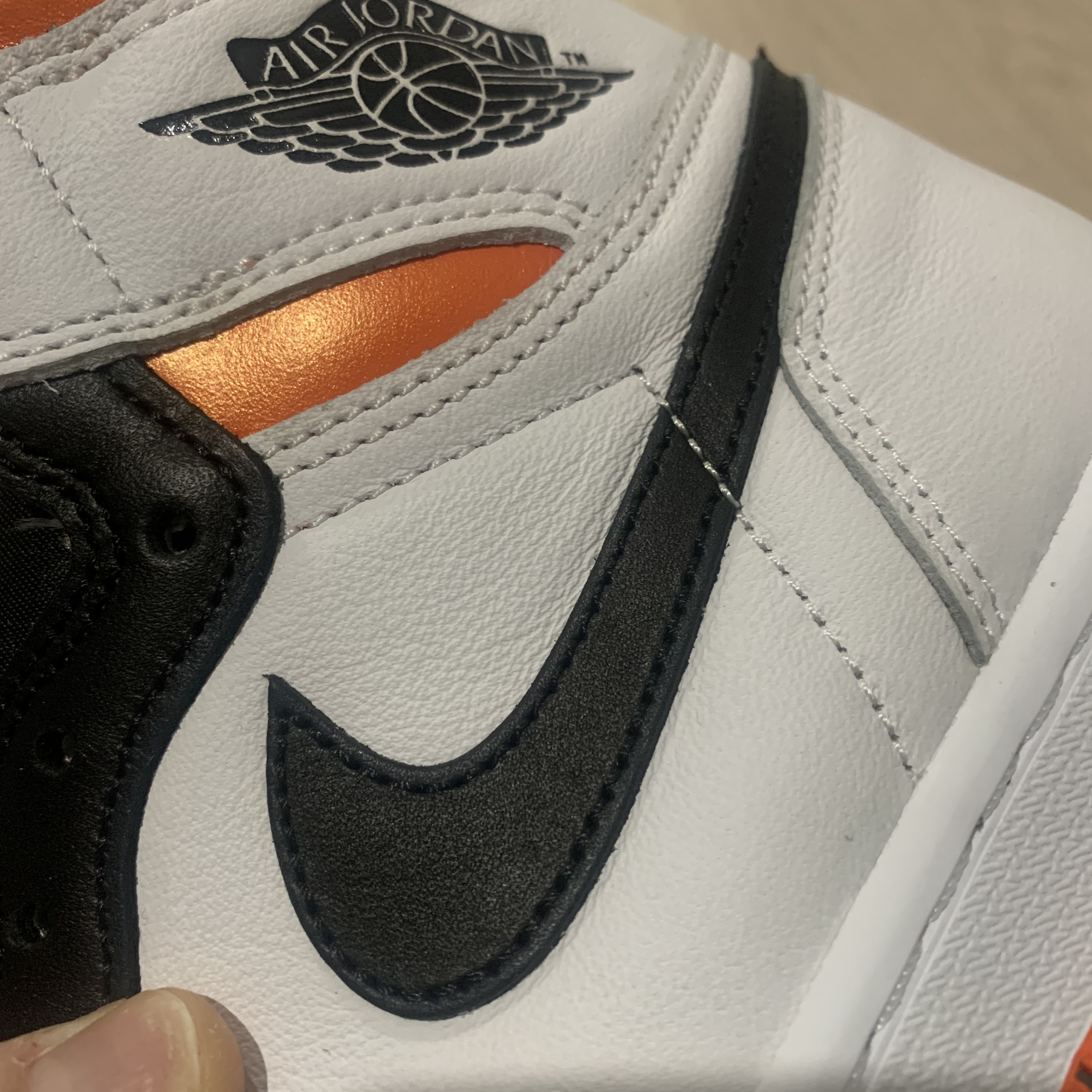 Jordan 1 Retro High OG Electro Orange 착용 스타일 - 2