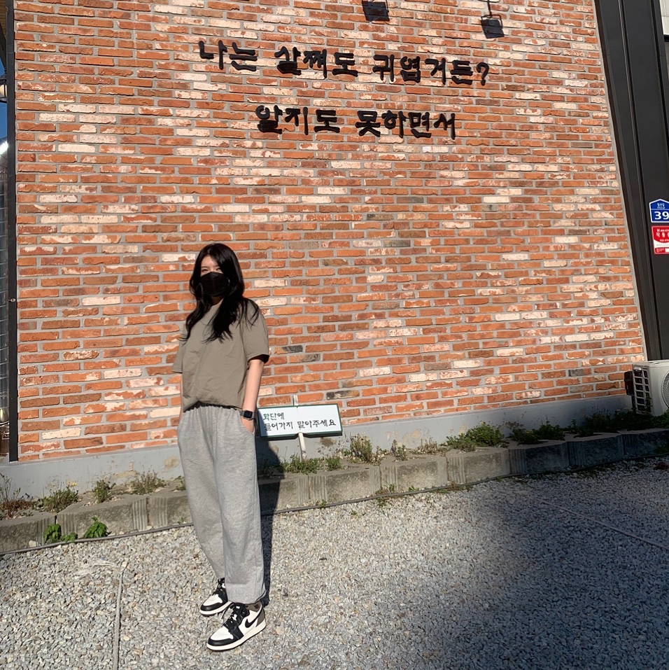 (GS) Jordan 1 Retro High OG Black Mocha, Essentials T-Shirt Moss - 21SS 착용 스타일