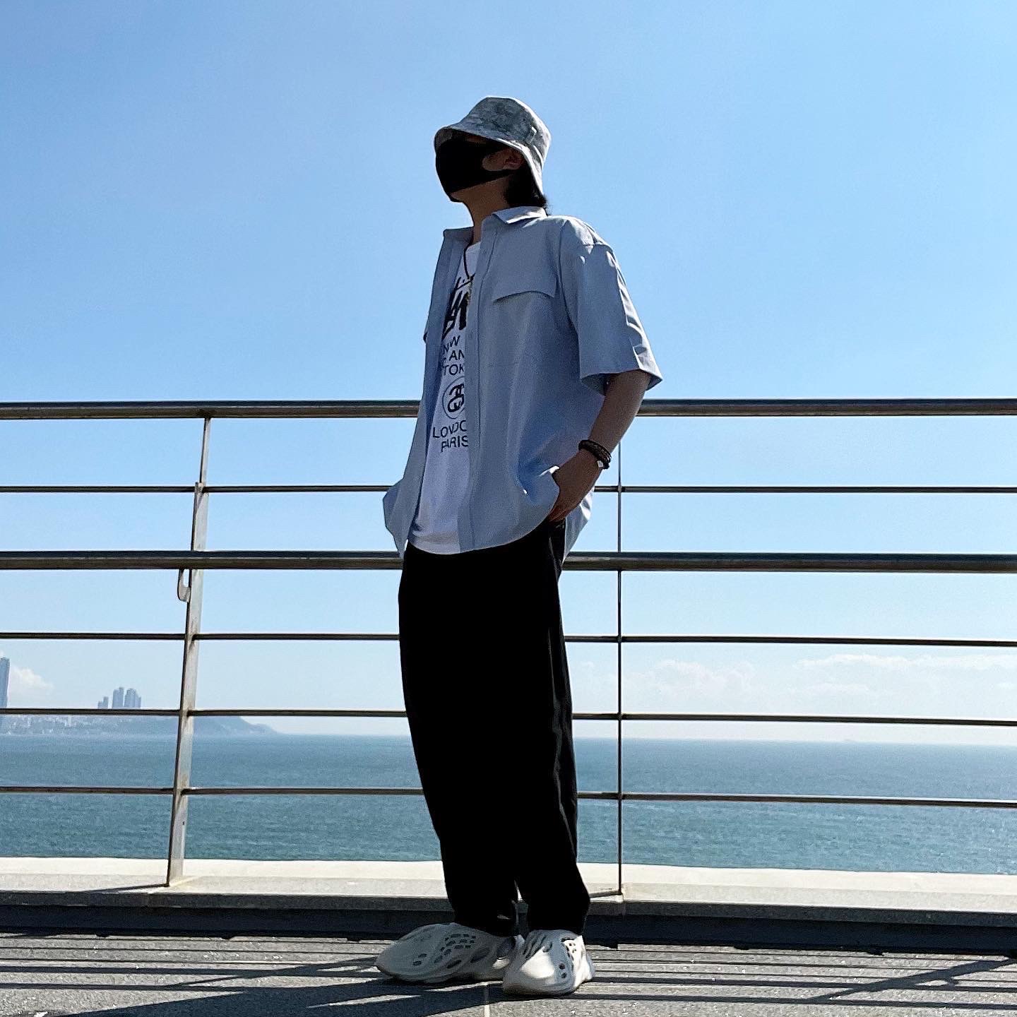 Adidas Yeezy Foam RNNR Sand, Stussy World Tour T-Shirt White 착용 스타일 - 1