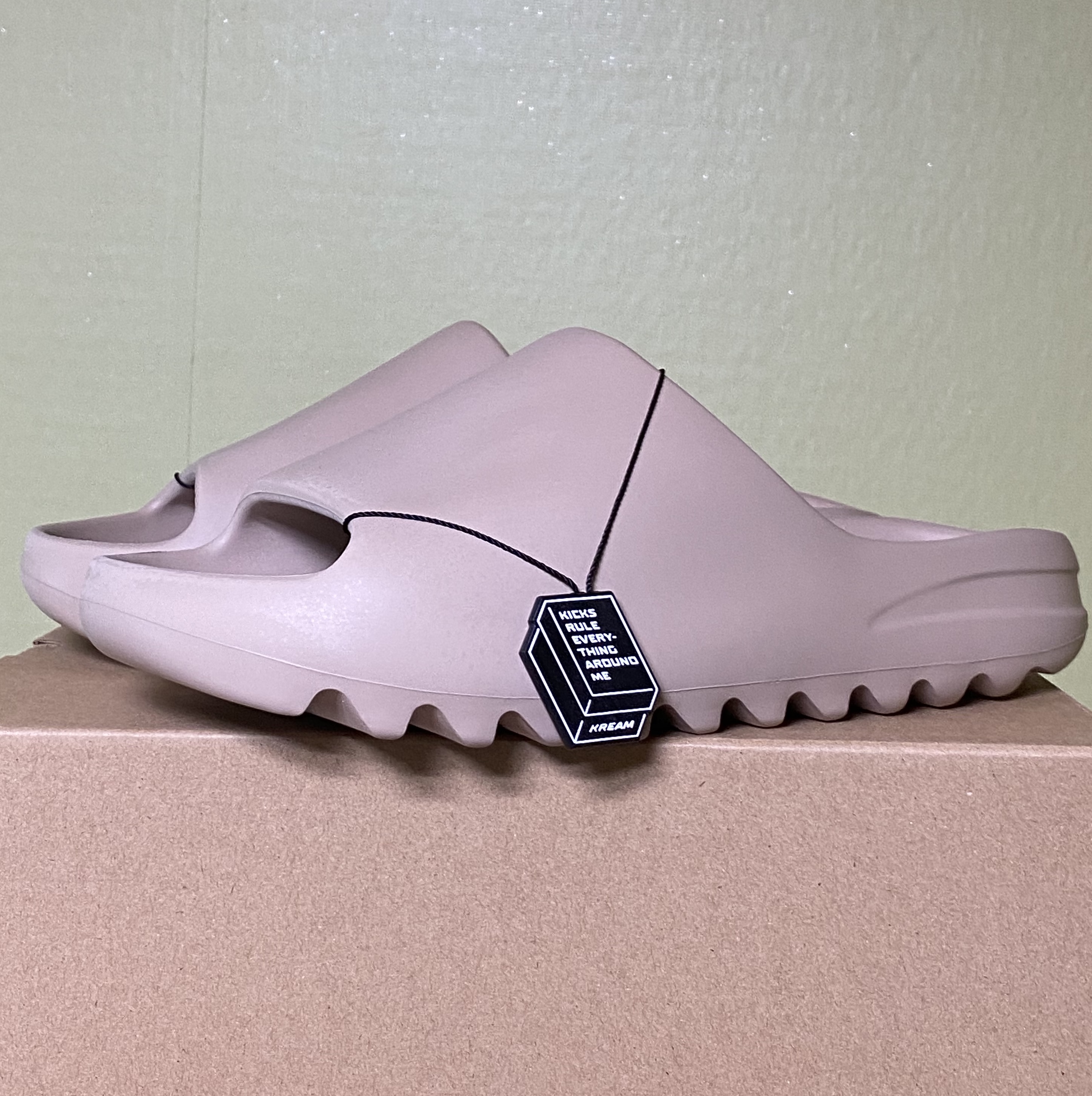 Adidas Yeezy Slide Pure 착용 스타일
