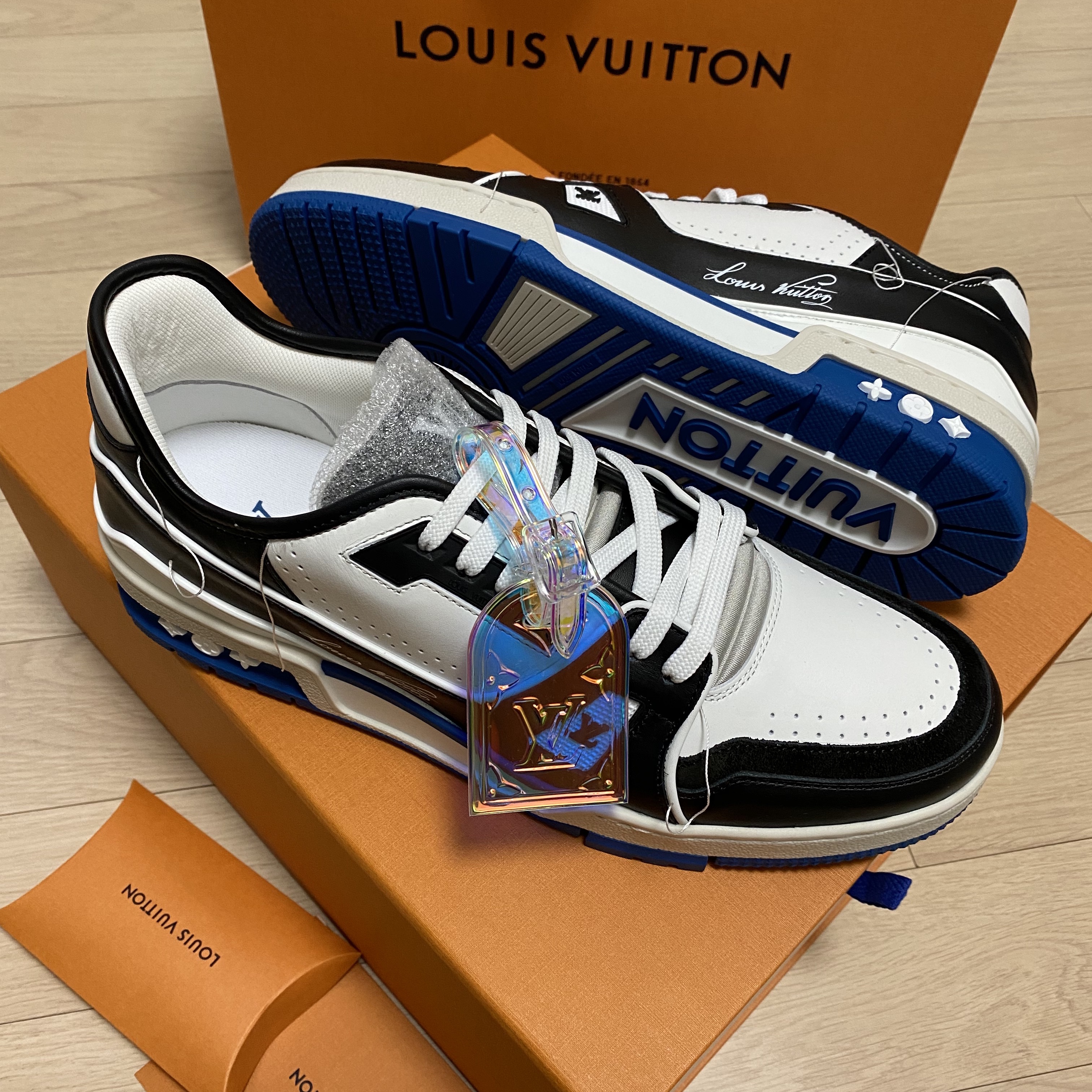 Louis Vuitton LV Trainer Sneakers White Black 착용 스타일 - 2