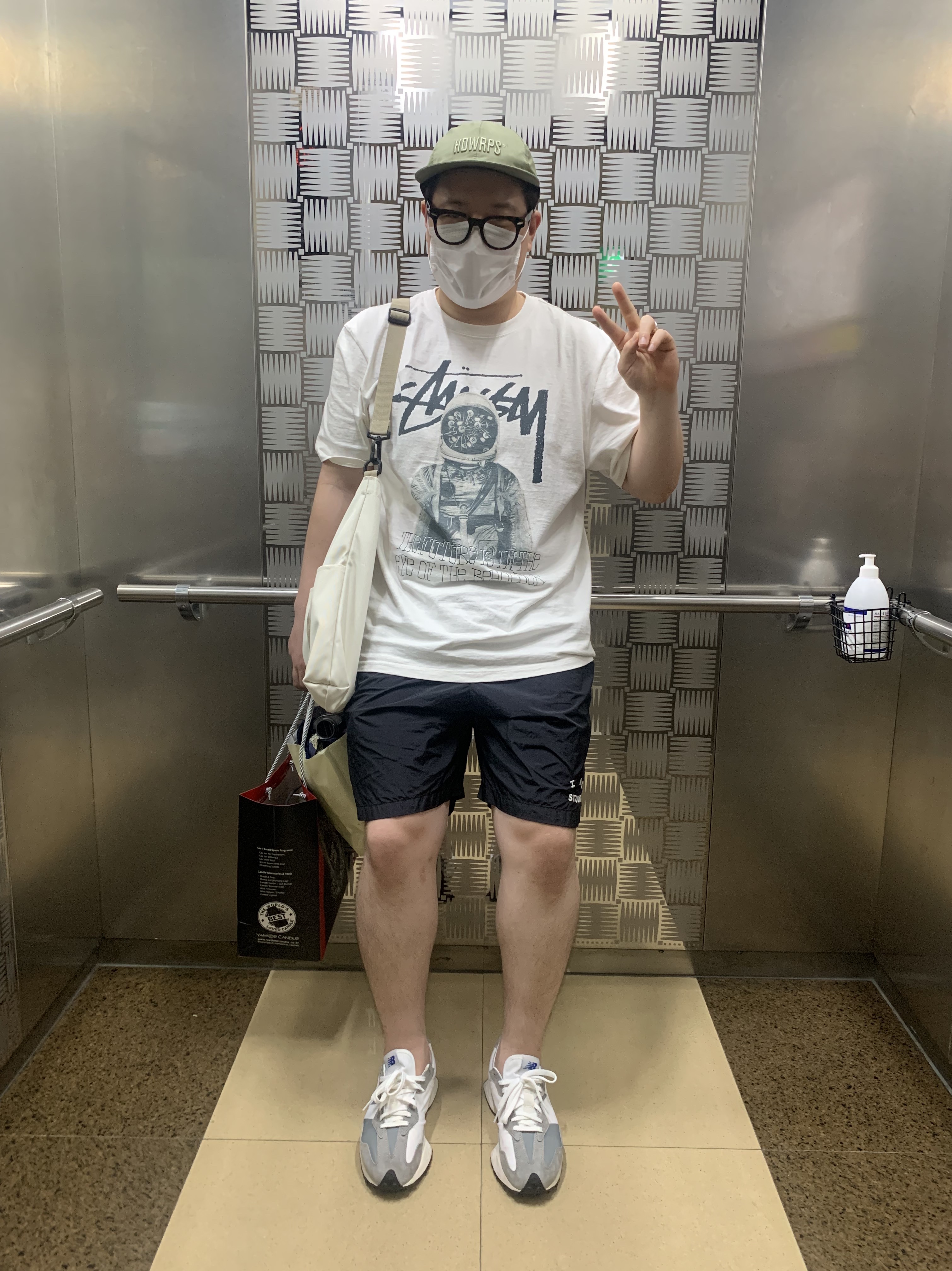 IAB Studio Woven Shorts Black, New Balance 327 Grey 착용 스타일