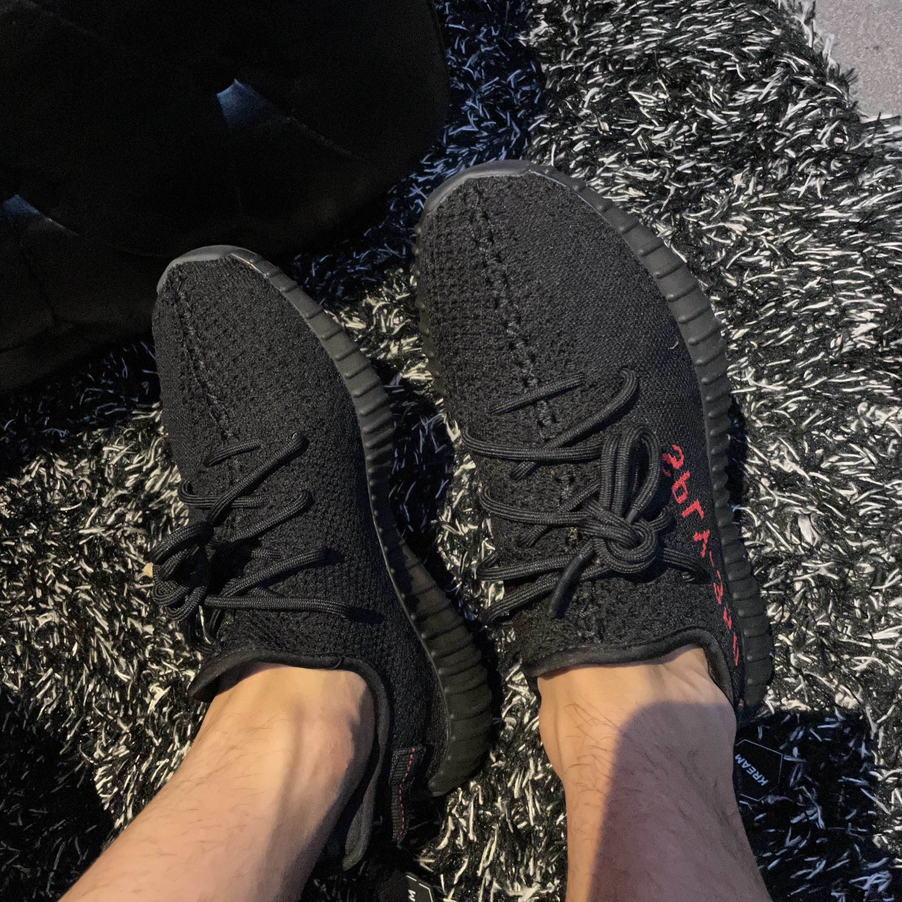 Adidas Yeezy Boost 350 V2 Black Red 2020 착용 스타일