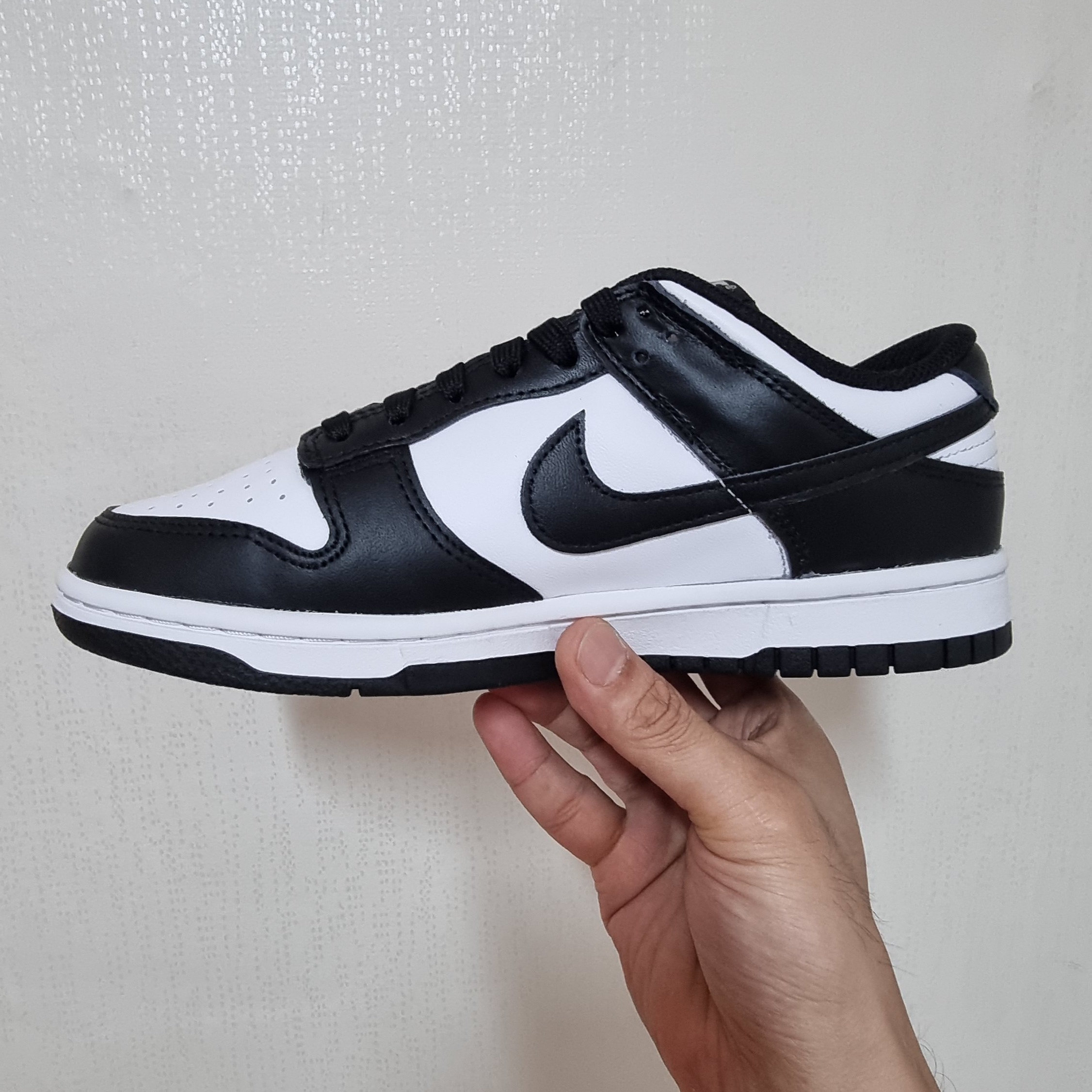 (W) Nike Dunk Low Black 착용 스타일 - 1