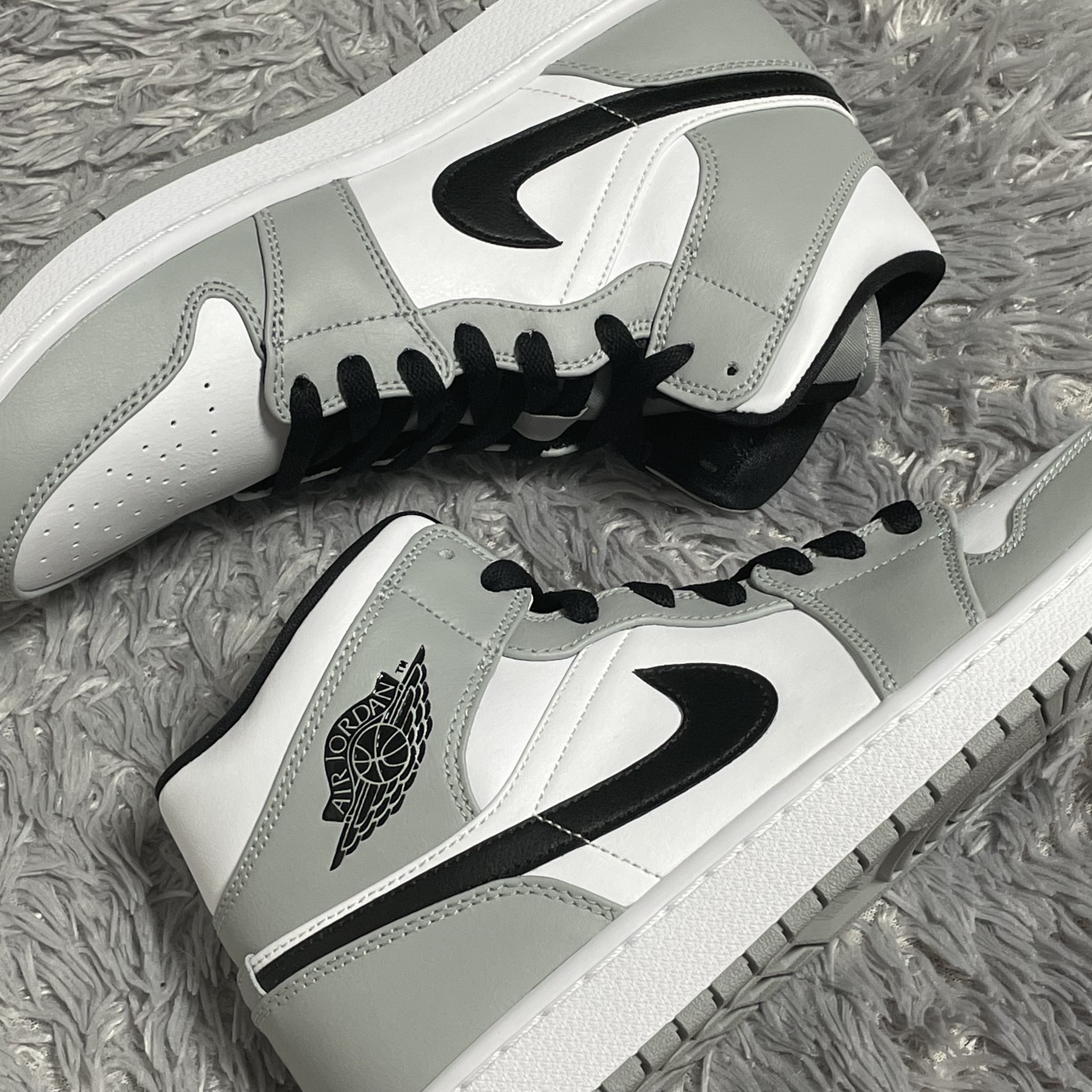 Jordan 1 Mid Light Smoke Grey 착용 스타일