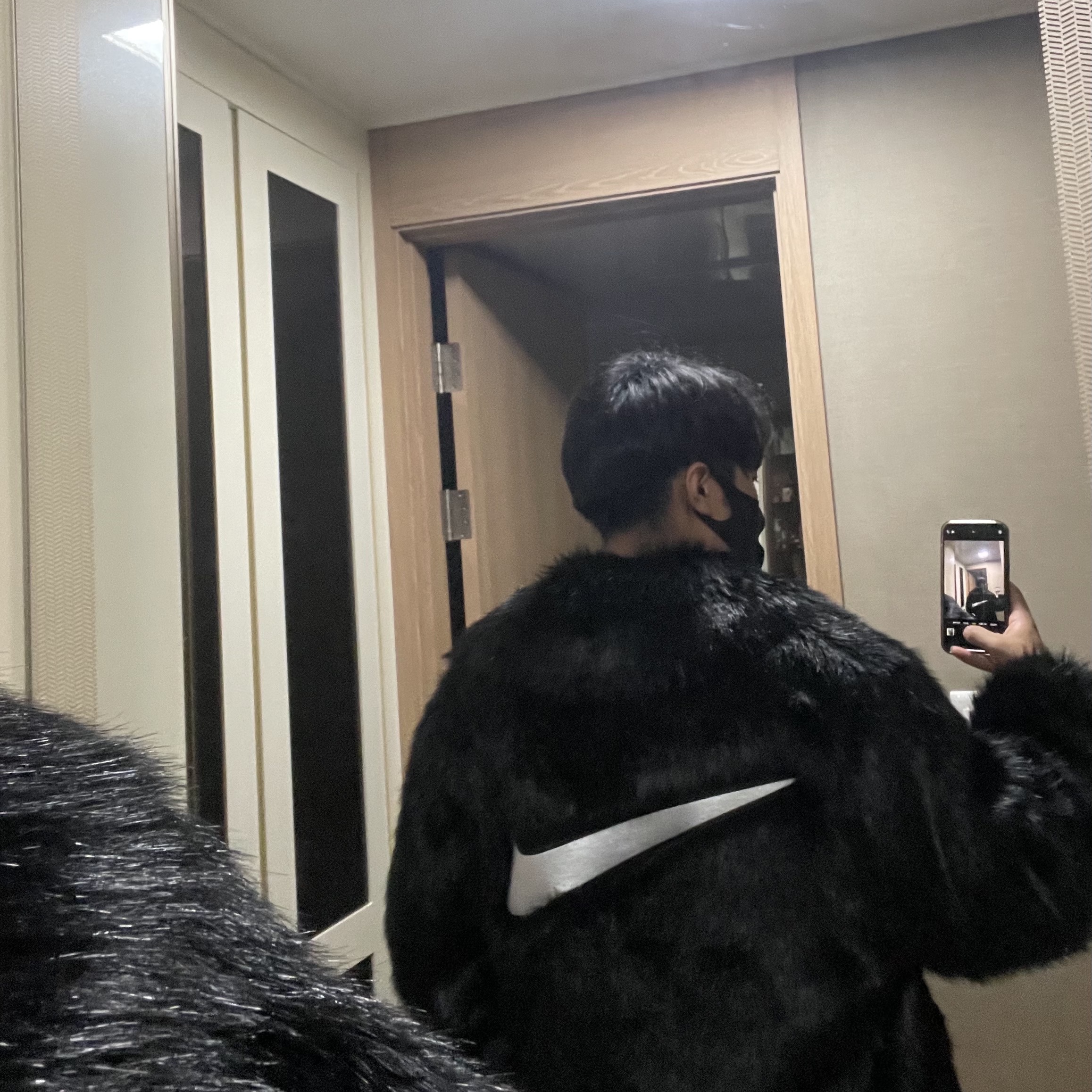 (W) Nike x Ambush Reversible Faux-Fur Coat Black 착용 스타일