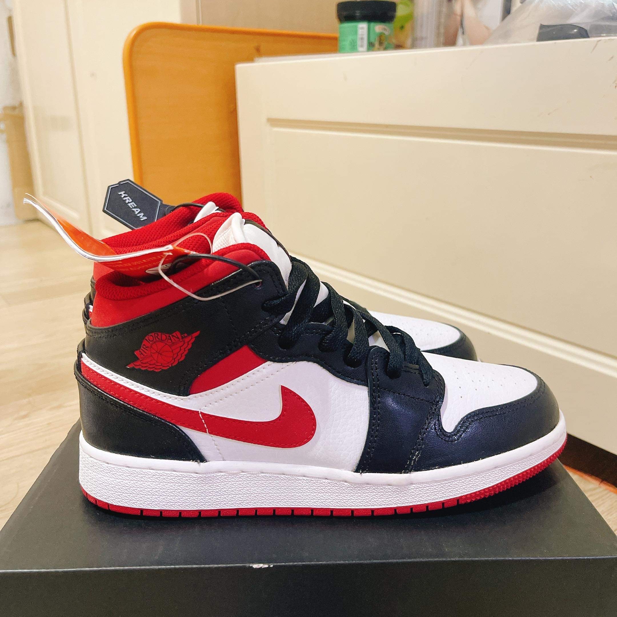 (GS) Jordan 1 Mid Gym Red Black White 착용 스타일 - 1