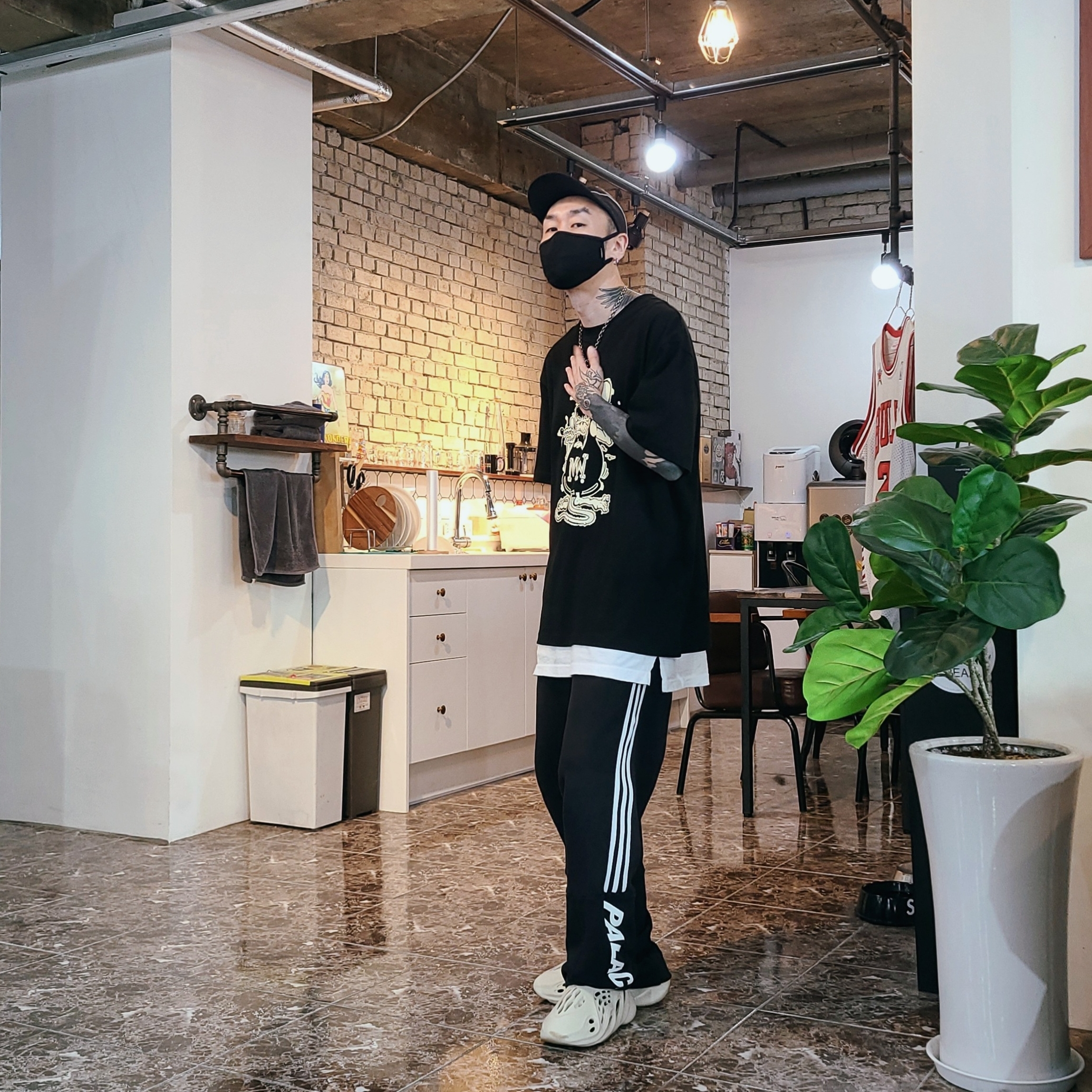 Adidas Yeezy Foam RNNR Sand 착용 스타일 - 2