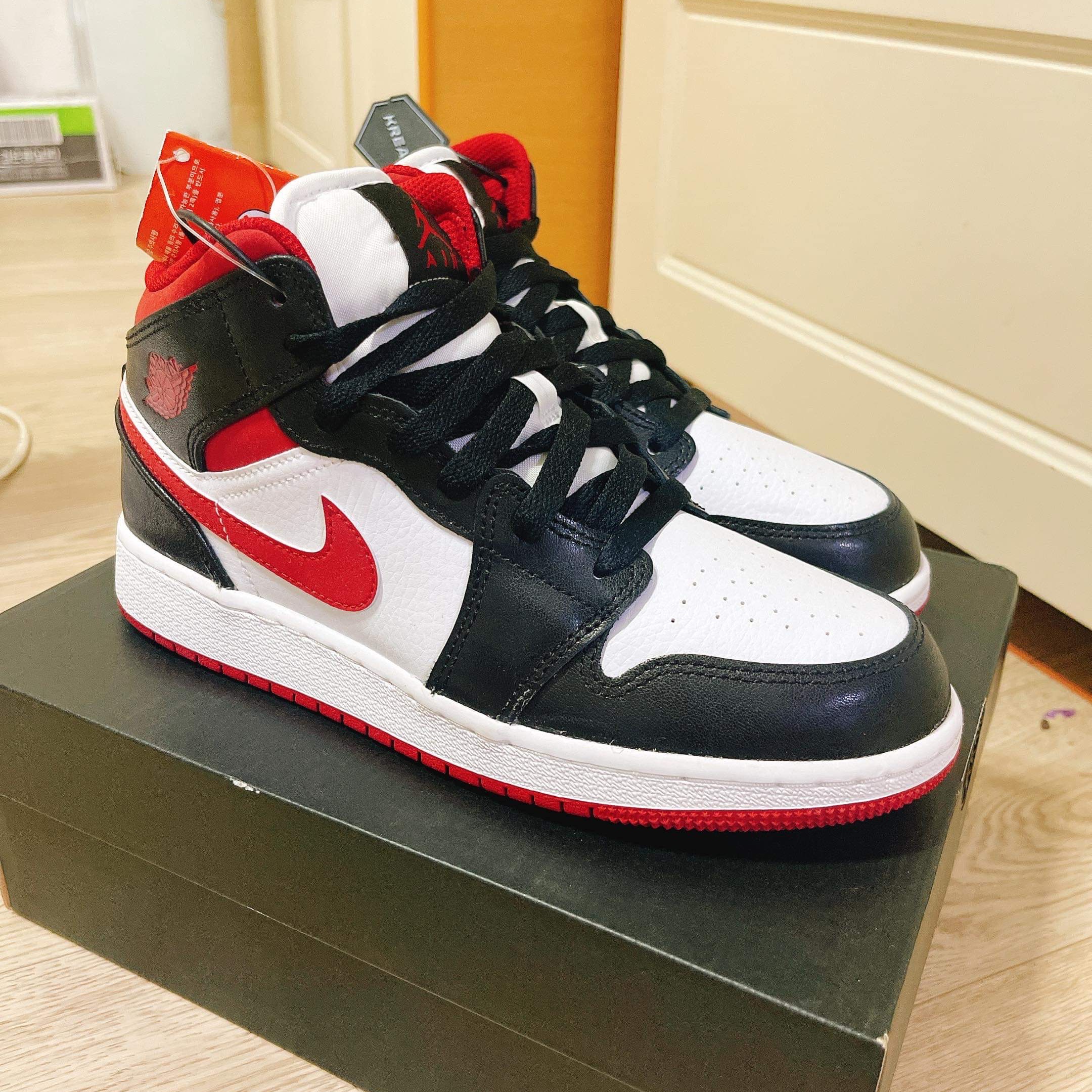(GS) Jordan 1 Mid Gym Red Black White 착용 스타일 - 2