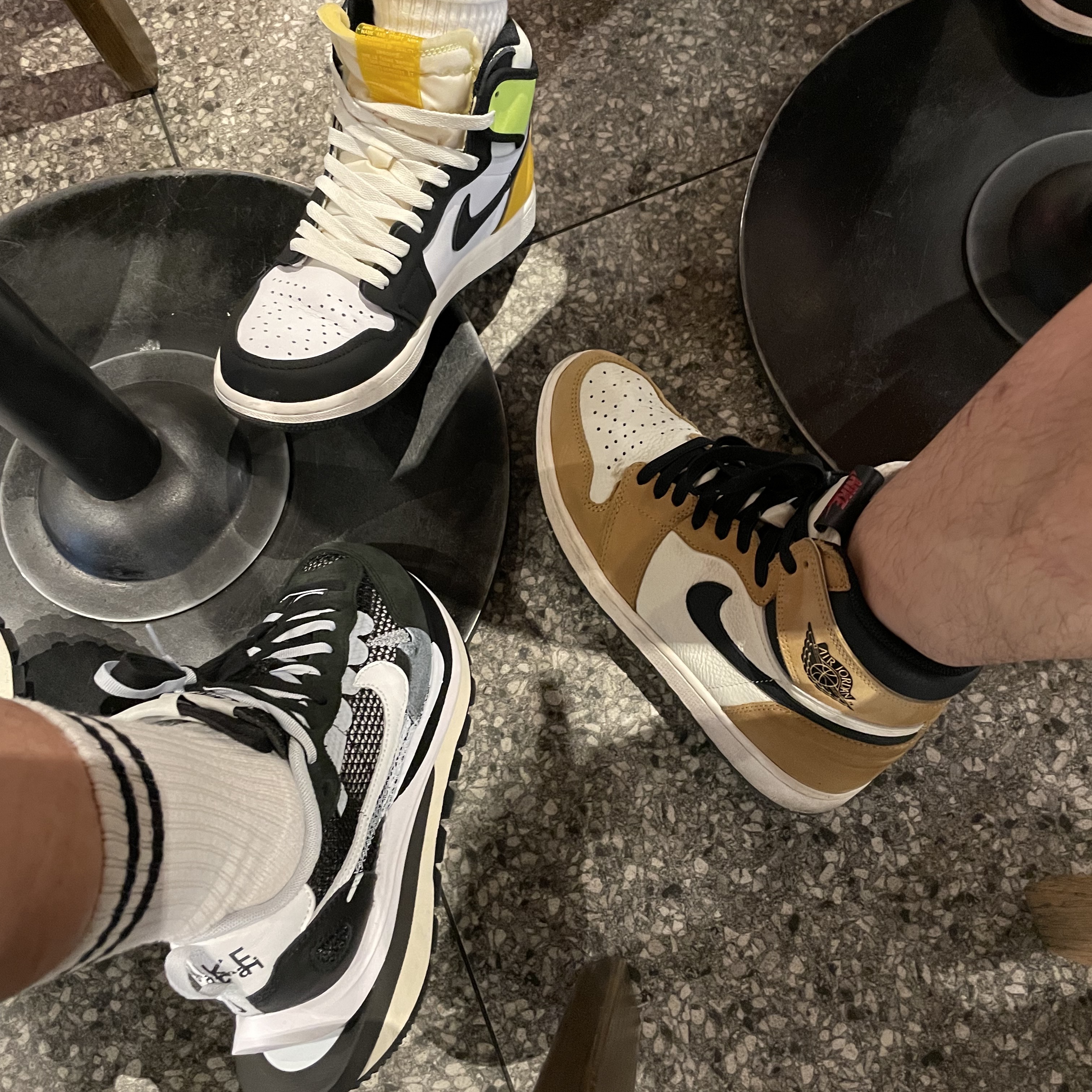 Nike x Sacai VaporWaffle Black White, Jordan 1 Retro High OG Volt Gold 착용 스타일