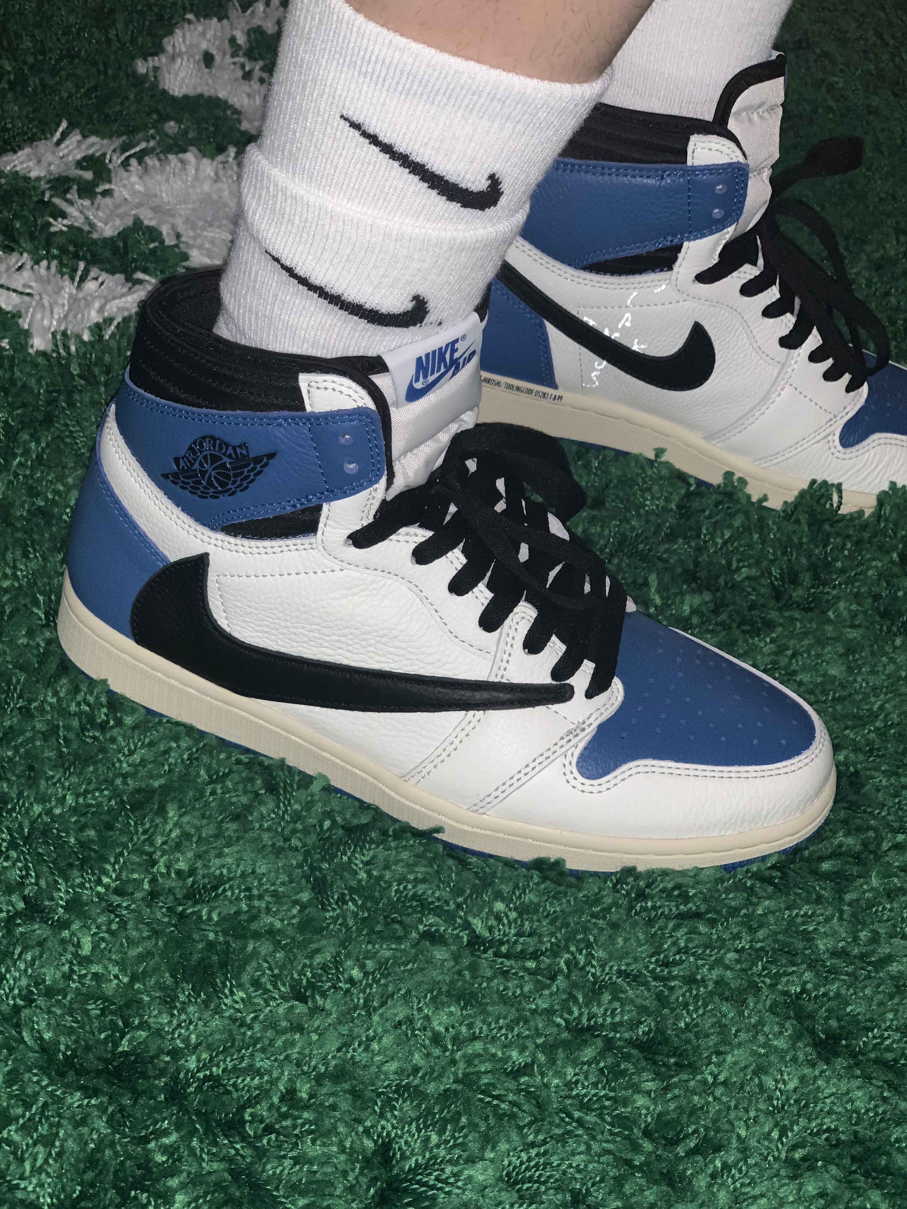 Jordan 1 x Travis Scott x Fragment Retro High OG SP Military Blue, Nike x Matthew M Williams NRG Socks White 착용 스타일 - 1