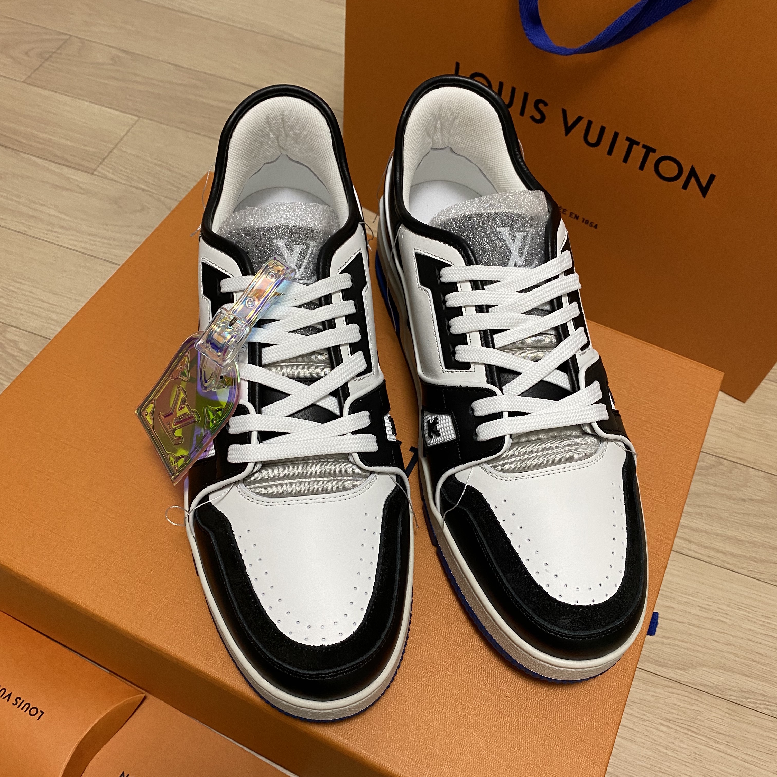 Louis Vuitton LV Trainer Sneakers White Black 착용 스타일 - 5