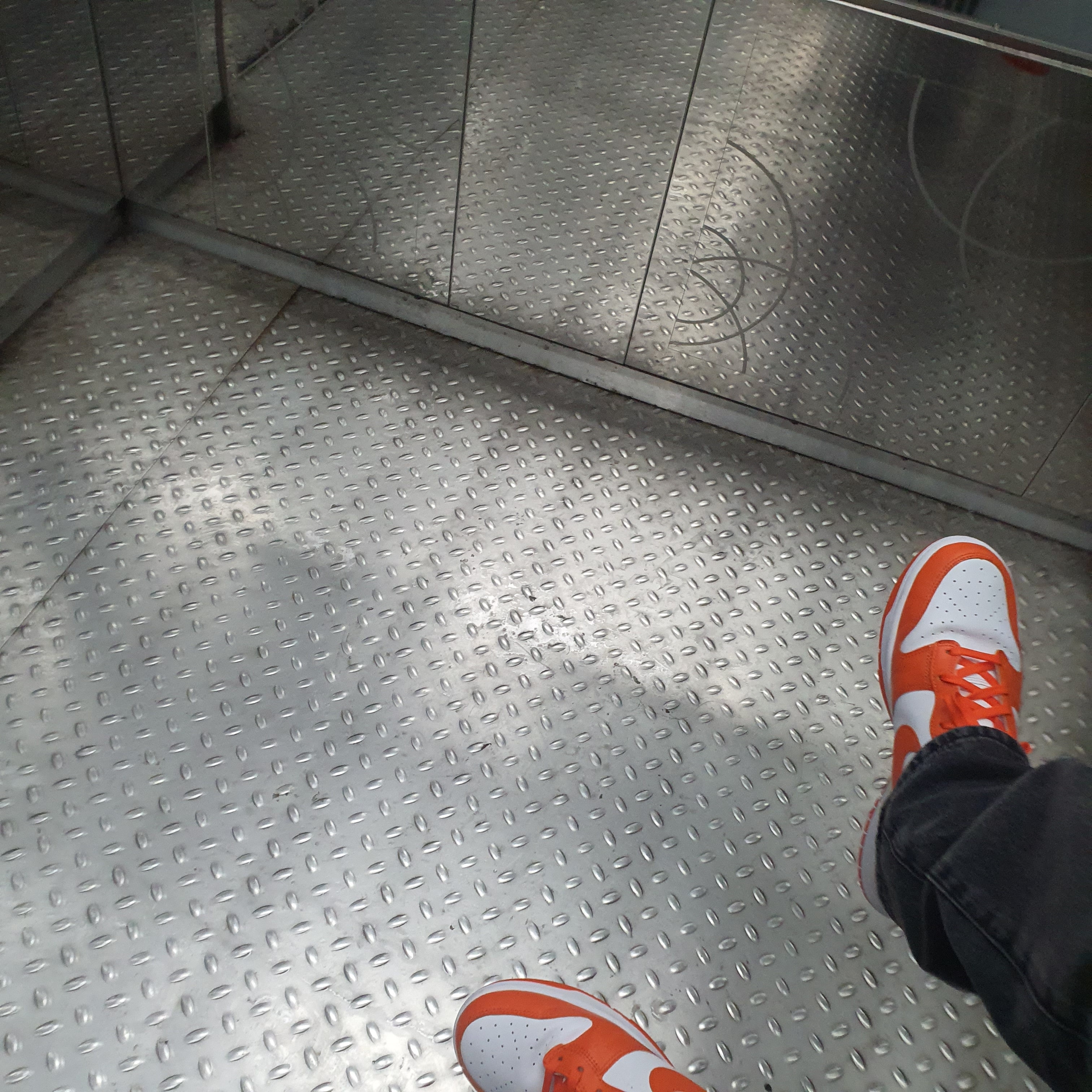 Nike Dunk High Retro Orange Blaze 착용 스타일
