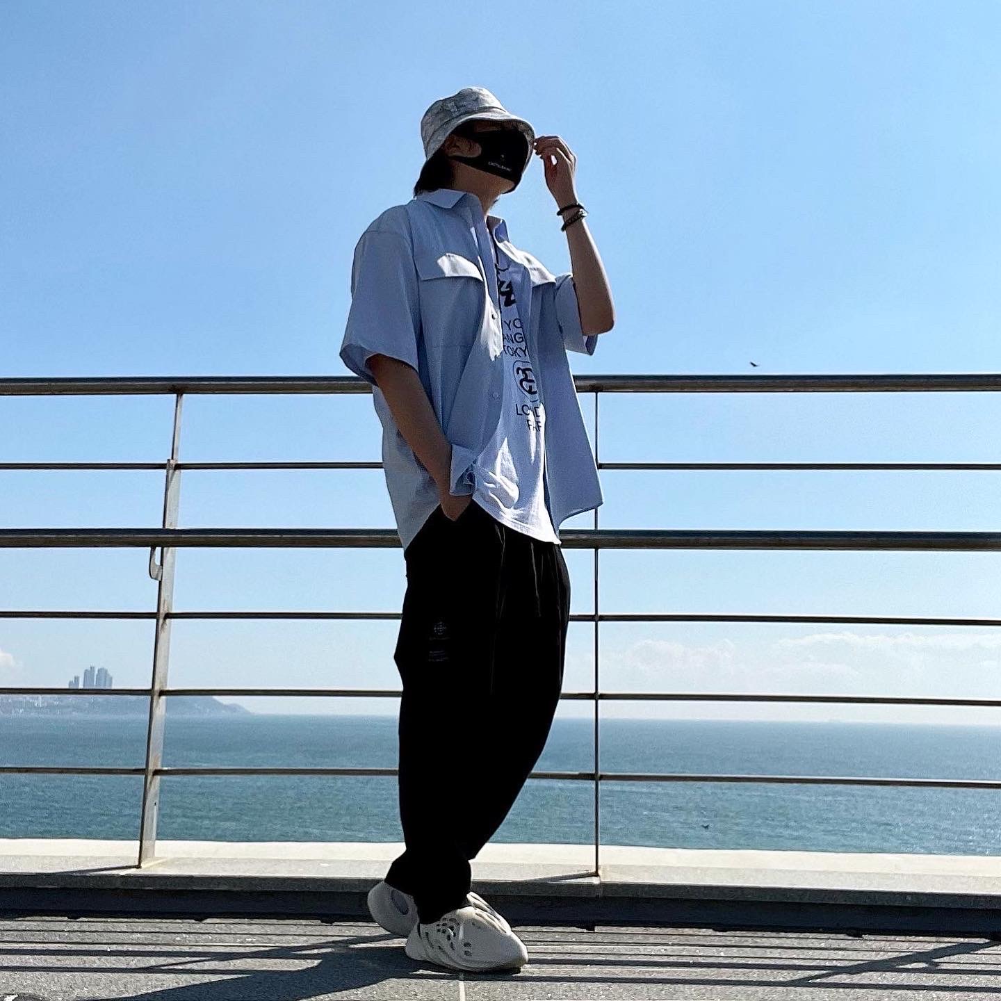 Adidas Yeezy Foam RNNR Sand, Stussy World Tour T-Shirt White 착용 스타일 - 2