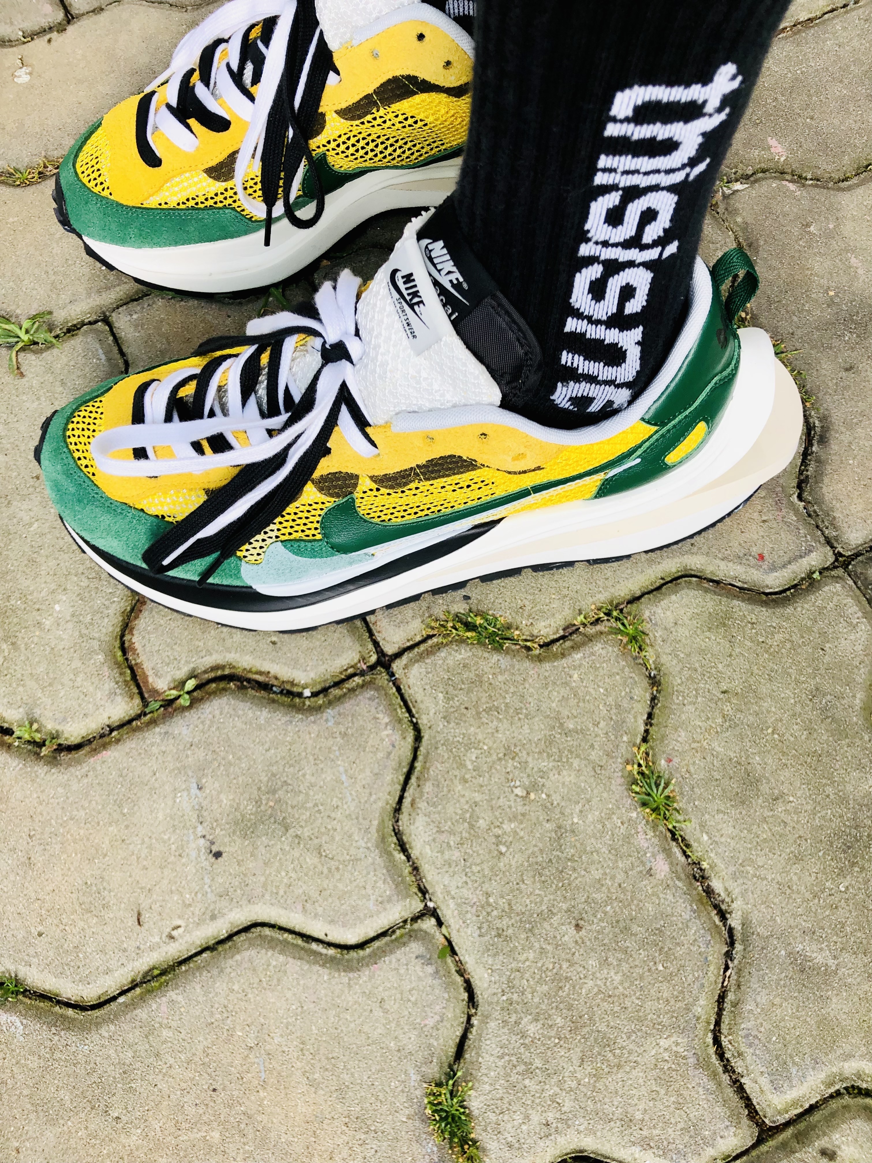 Nike x Sacai VaporWaffle Tour Yellow & Gorge Green Sail 착용 스타일 - 4