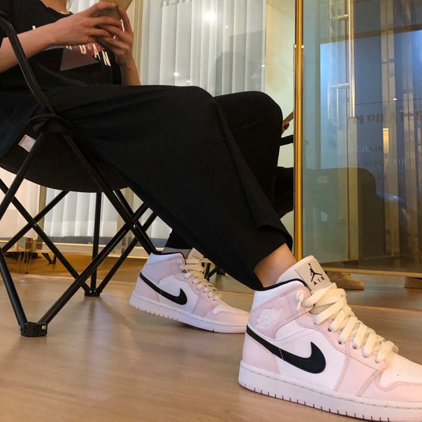 (W) Jordan 1 Mid Barely Rose 착용 스타일
