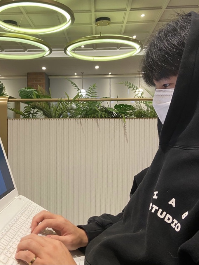 IAB Studio Hoodie Black White 착용 스타일 - 2