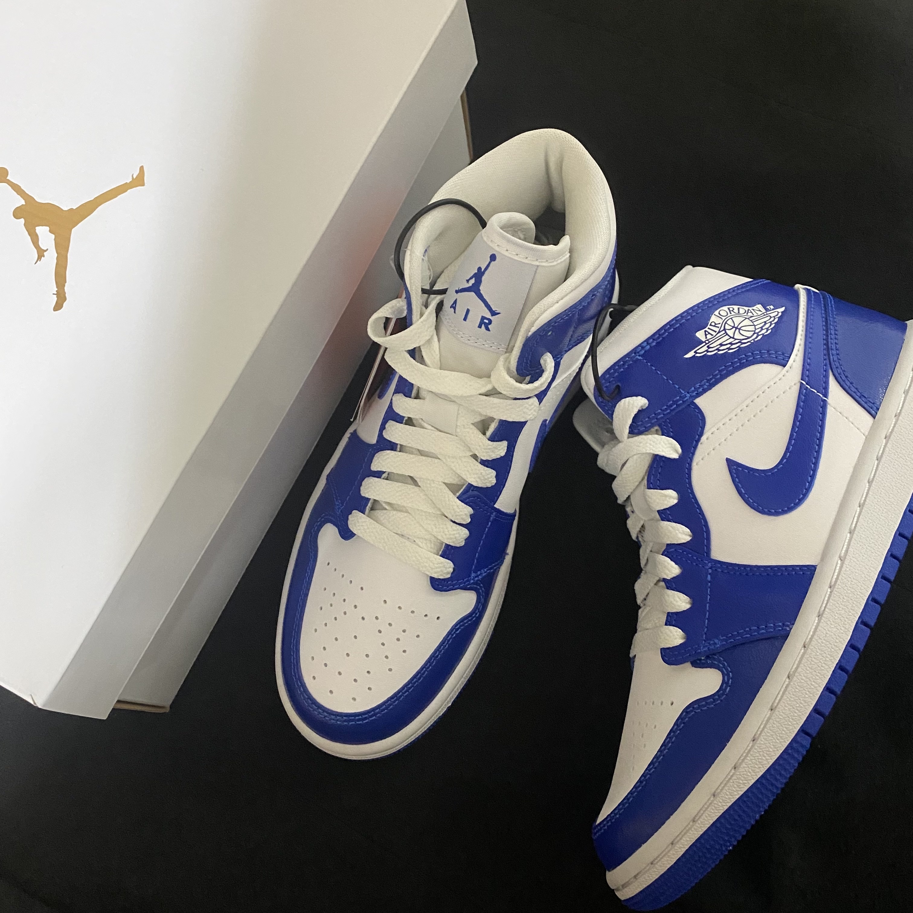 (W) Jordan 1 Mid White Hyper Royal 착용 스타일