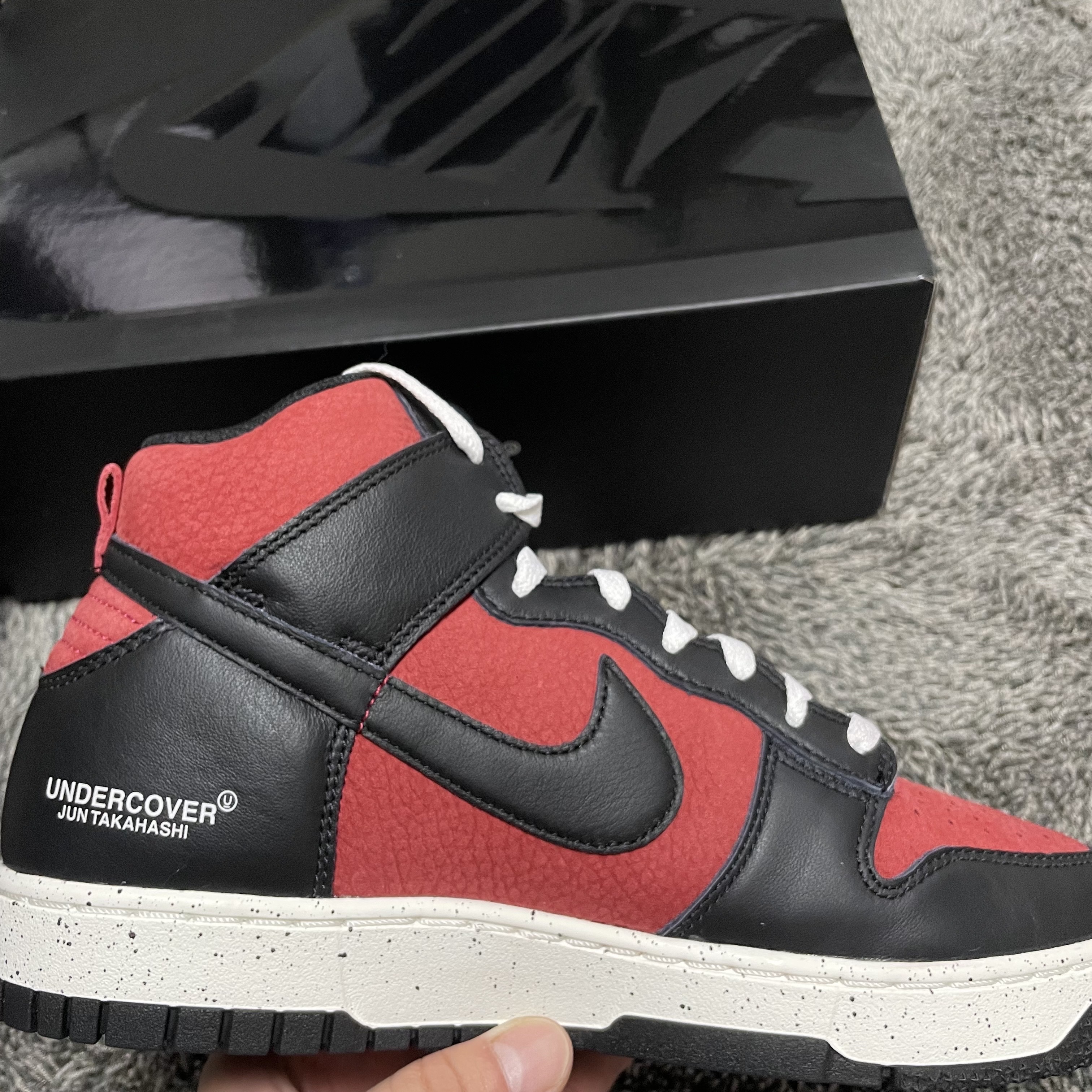 Nike x Undercover Dunk High 1985 Gym Red 착용 스타일 - 3