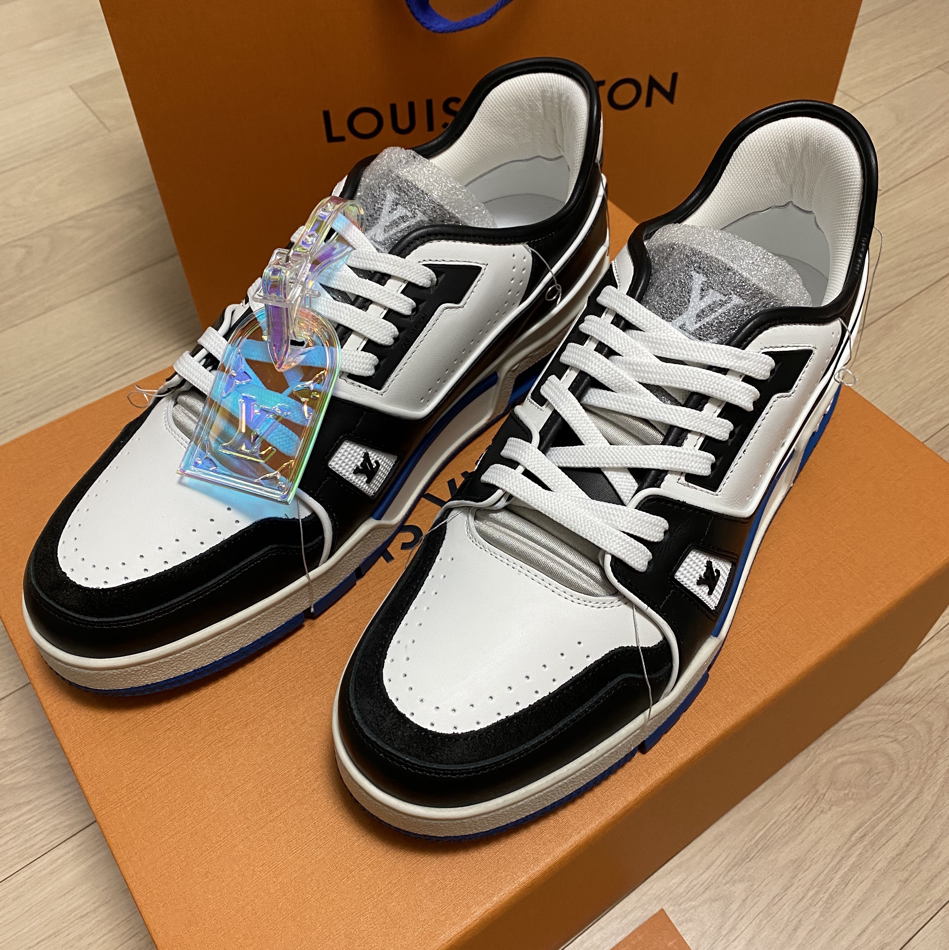Louis Vuitton LV Trainer Sneakers White Black 착용 스타일 - 4