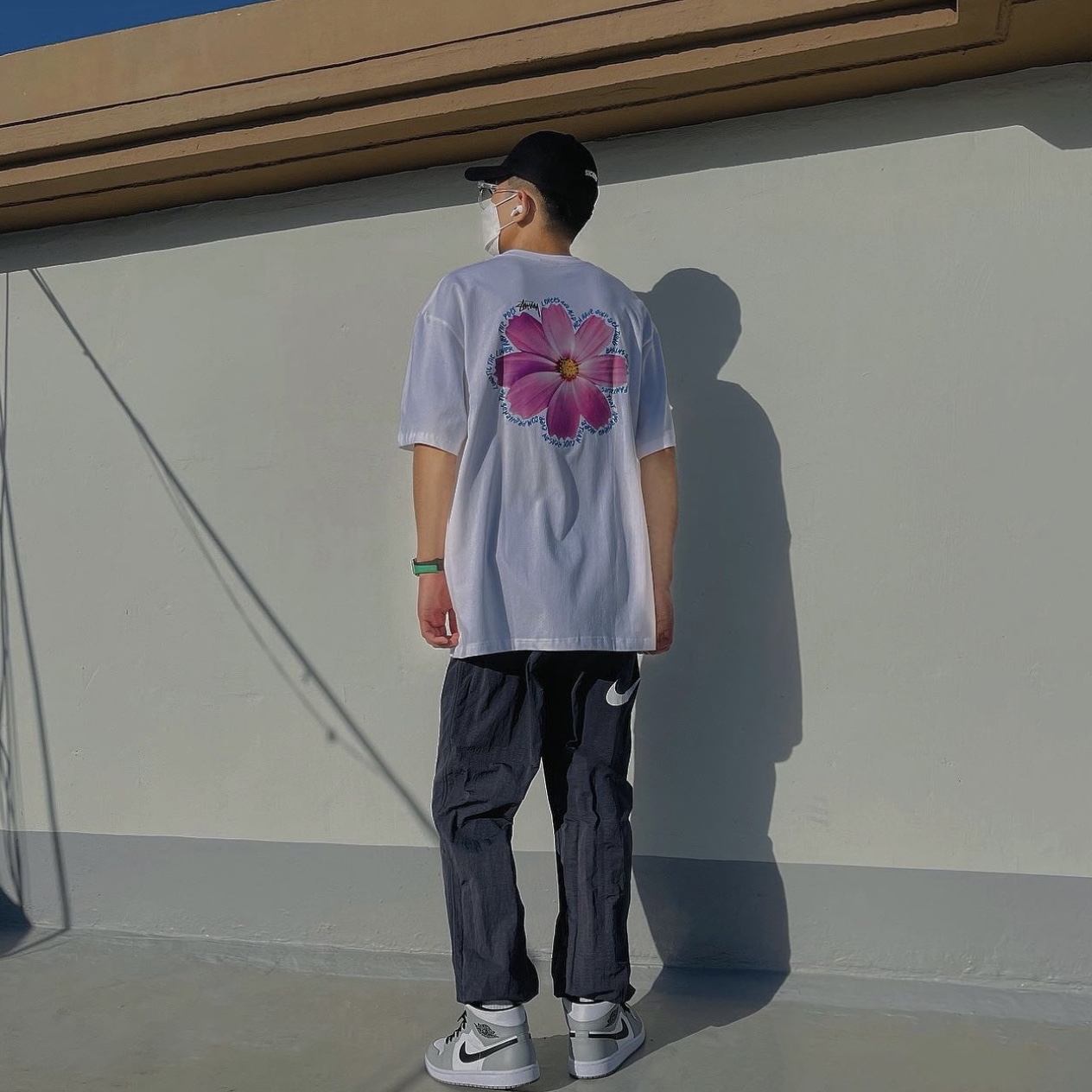 Nike x Stussy Beach Pants Off Noir, Stussy Cosmos T-Shirt White 착용 스타일