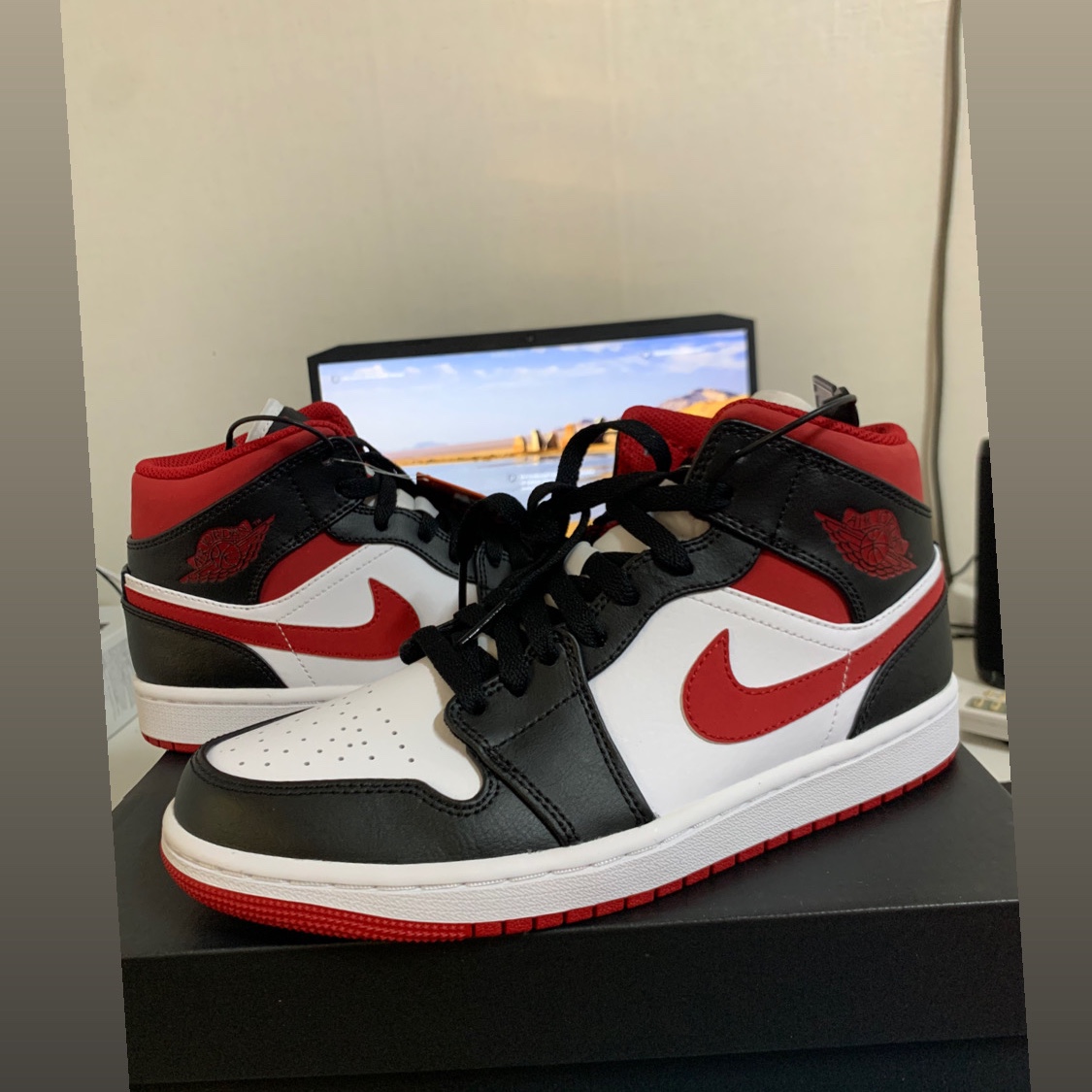 Jordan 1 Mid Gym Red Black White 착용 스타일