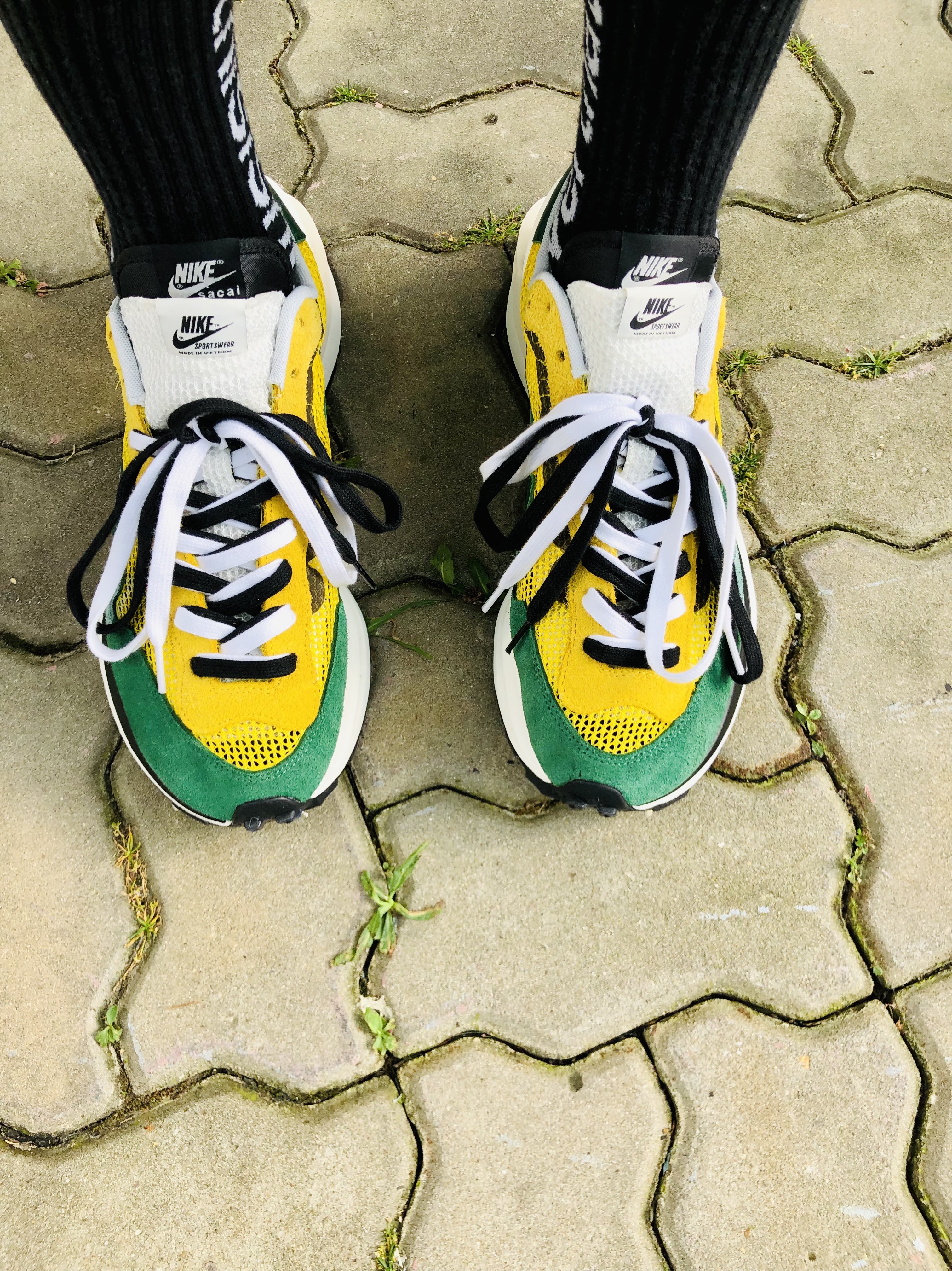 Nike x Sacai VaporWaffle Tour Yellow & Gorge Green Sail 착용 스타일 - 2